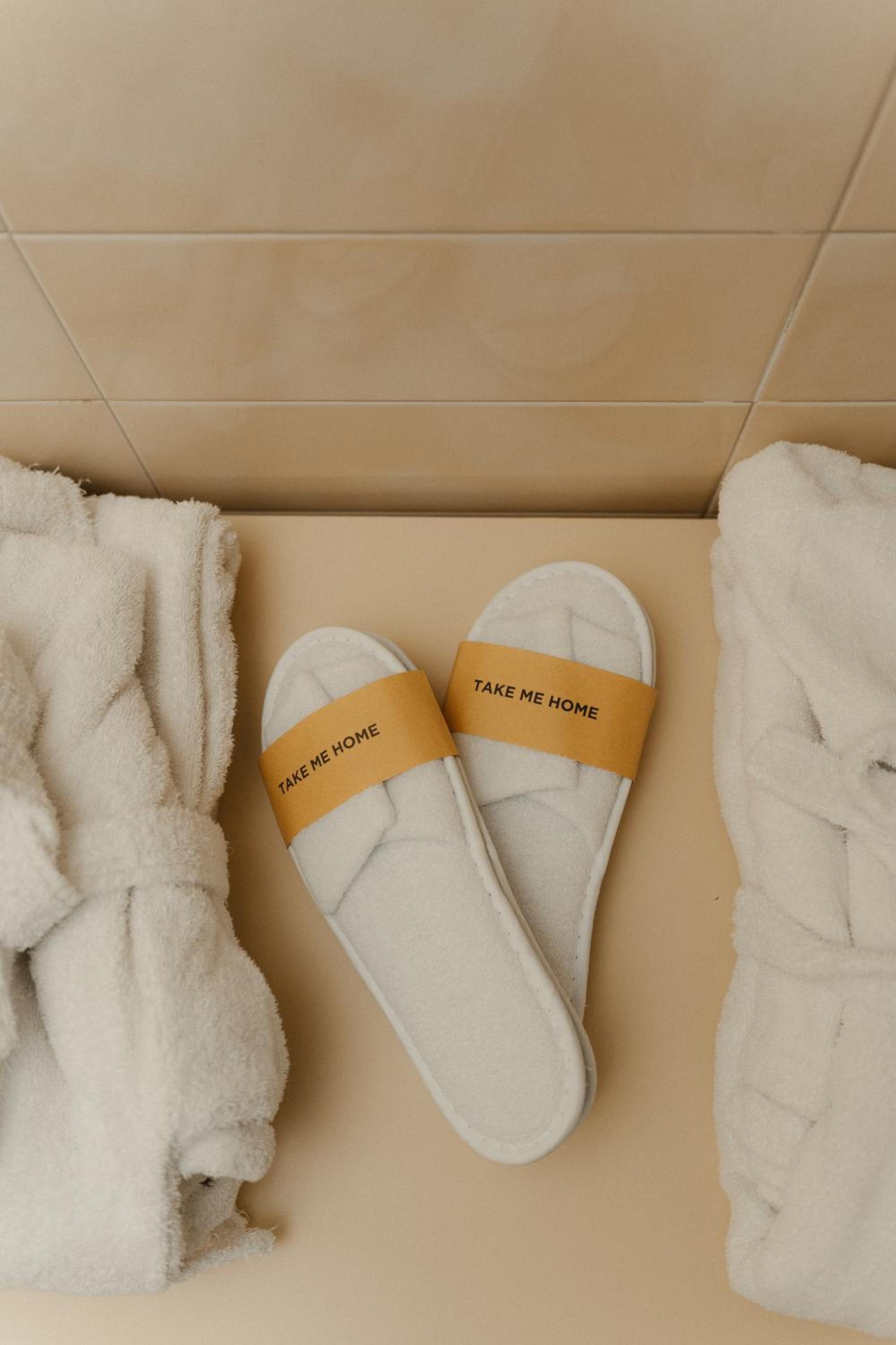 Deluxe Double Room with Bath - Photo 5