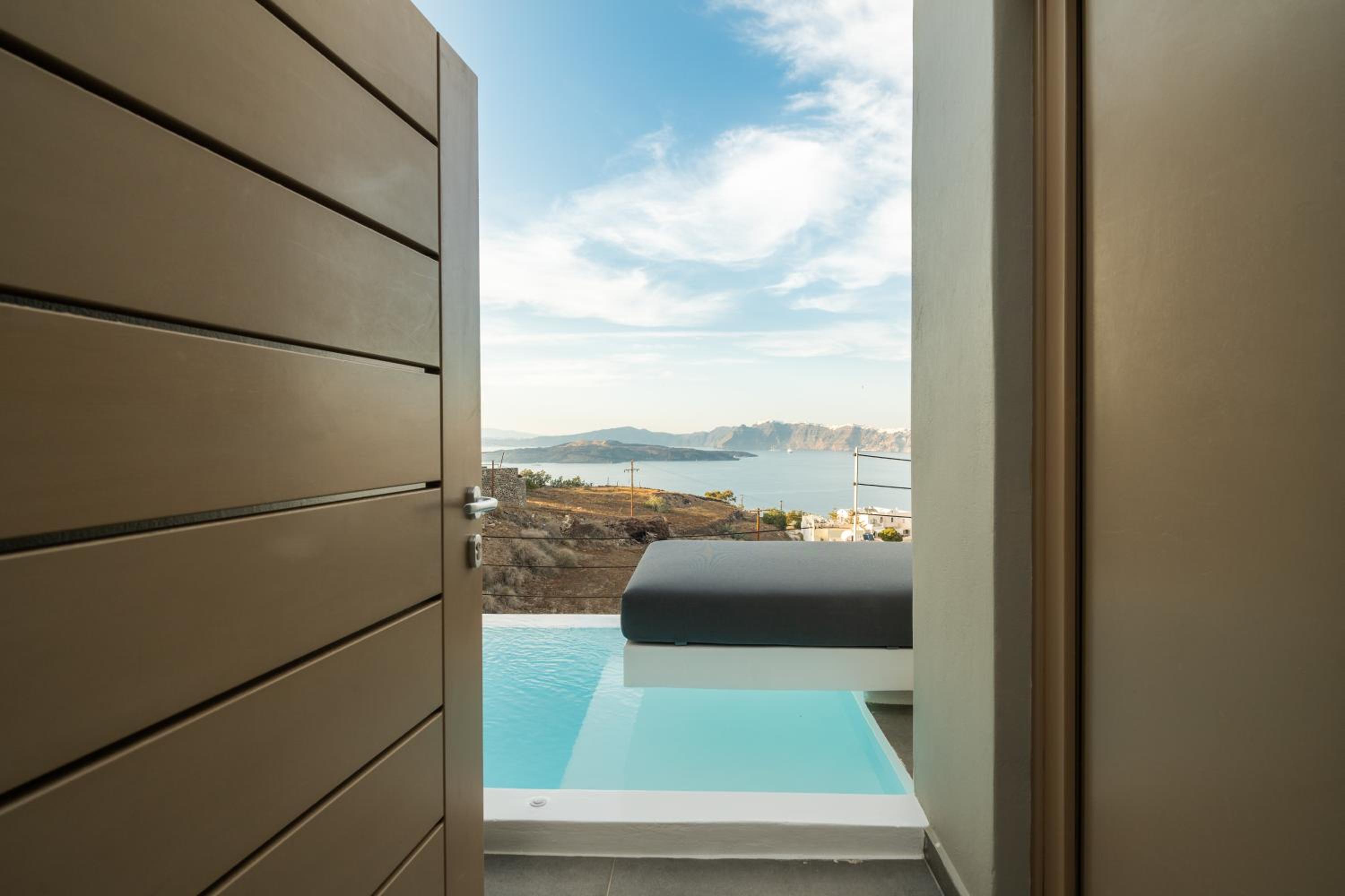 Split level Diamond Suite with Private Plunge Pool and Caldera View