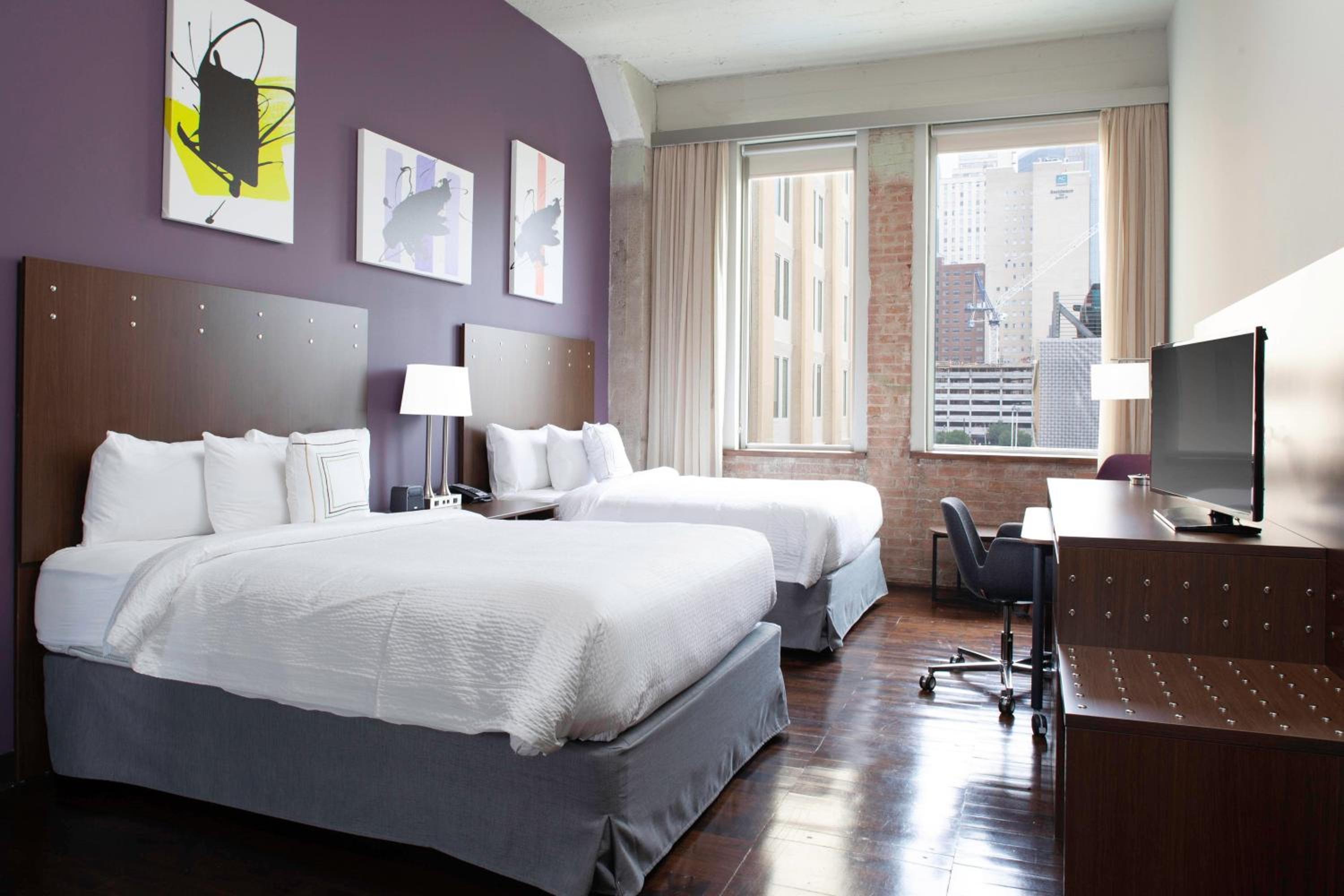 Queen Room with Roll-in Shower – Mobility and Hearing Accessible  photo 2