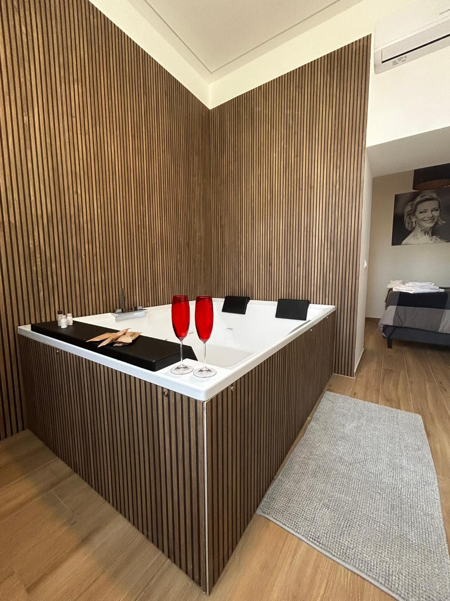 Queen Suite with Spa Bath photo 1
