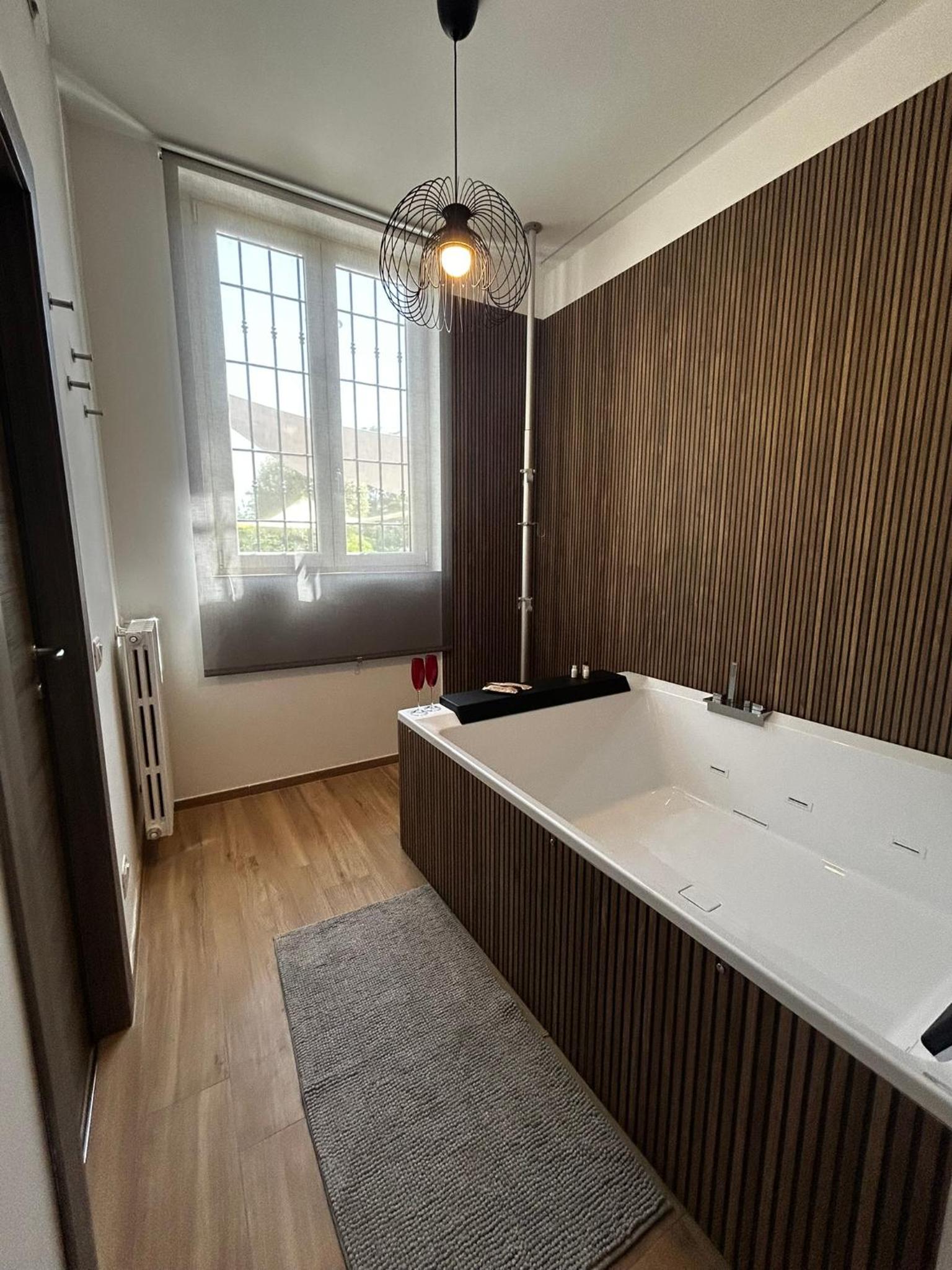 Queen Suite with Spa Bath photo 2