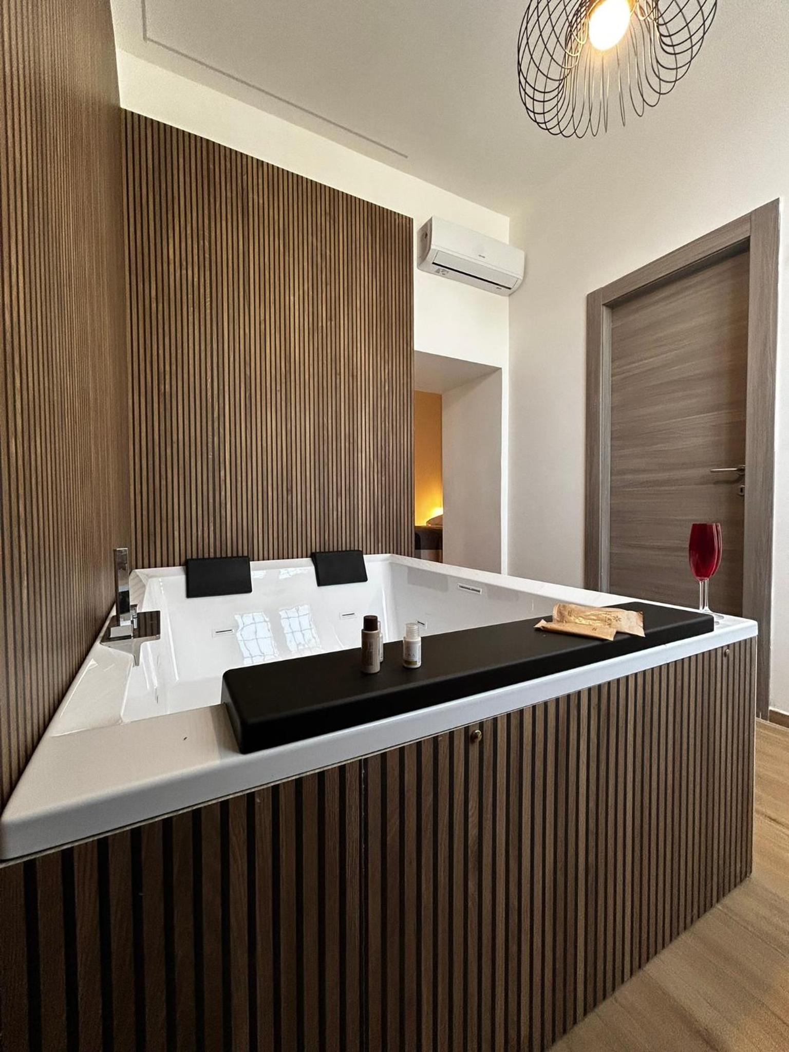 Queen Suite with Spa Bath photo 3