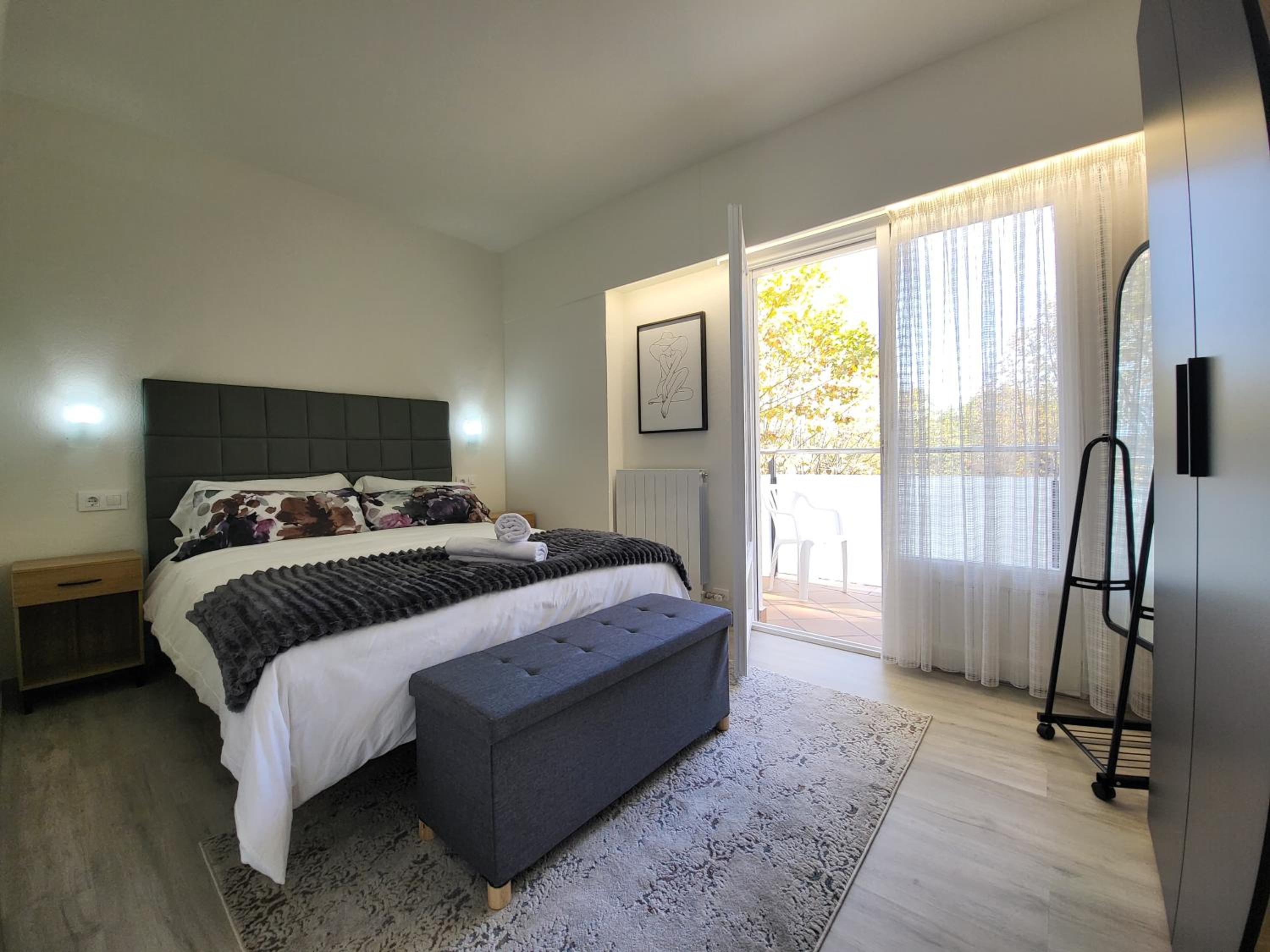 Deluxe One-Bedroom Apartment with City View photo 2