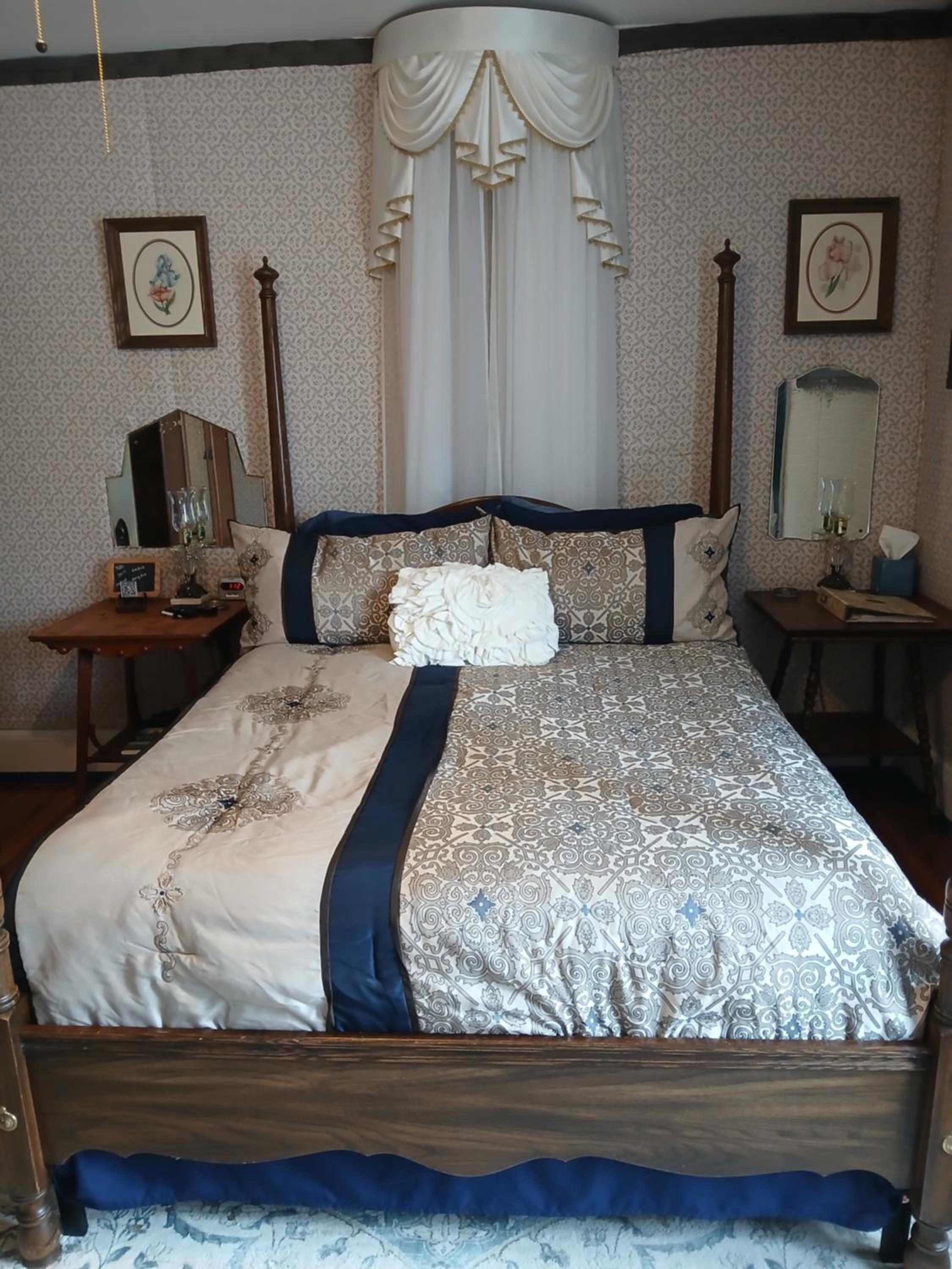 Deluxe Double Room with Bath - Photo 4