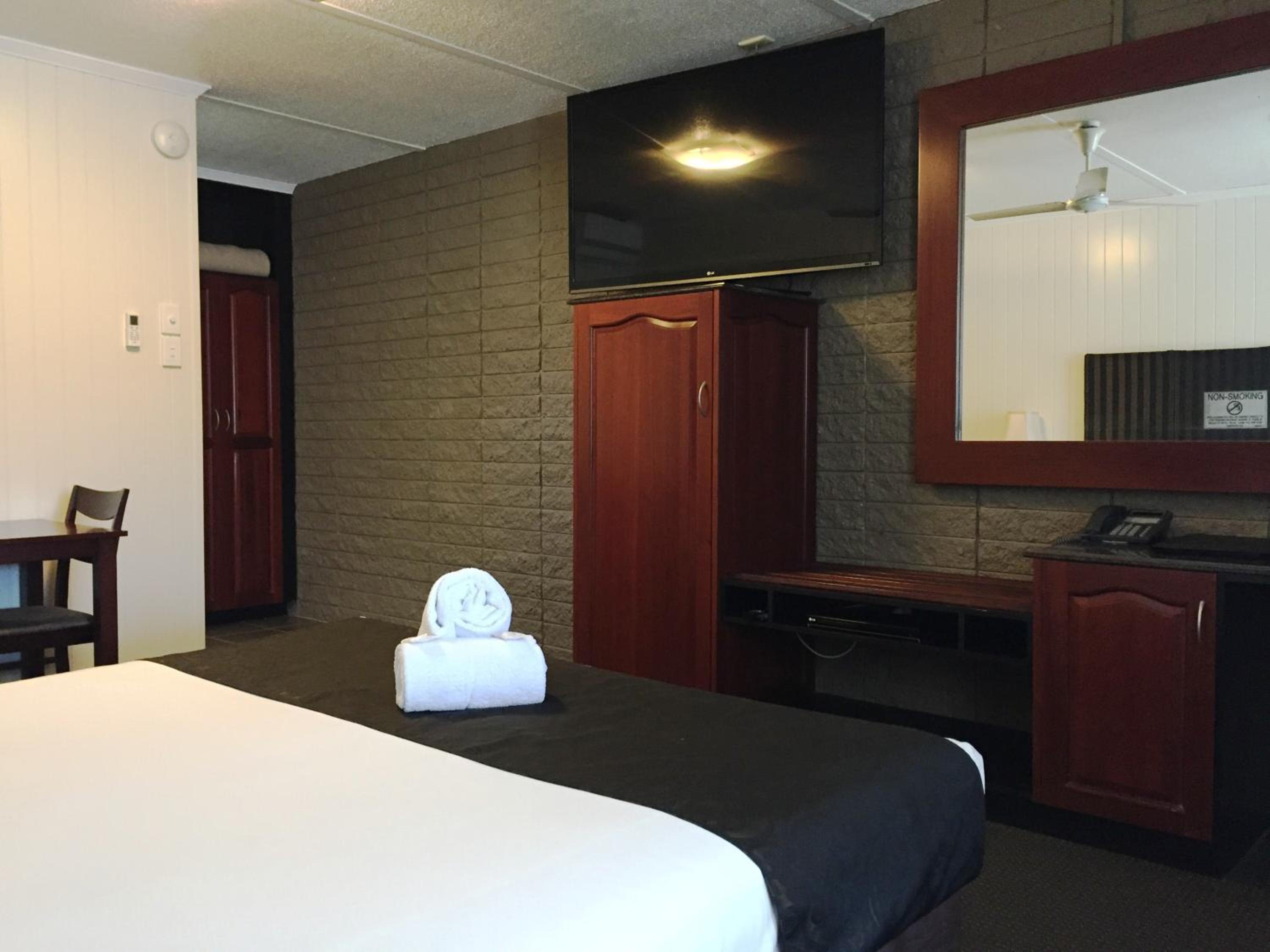 Deluxe King Room - Not Pet Friendly photo 3