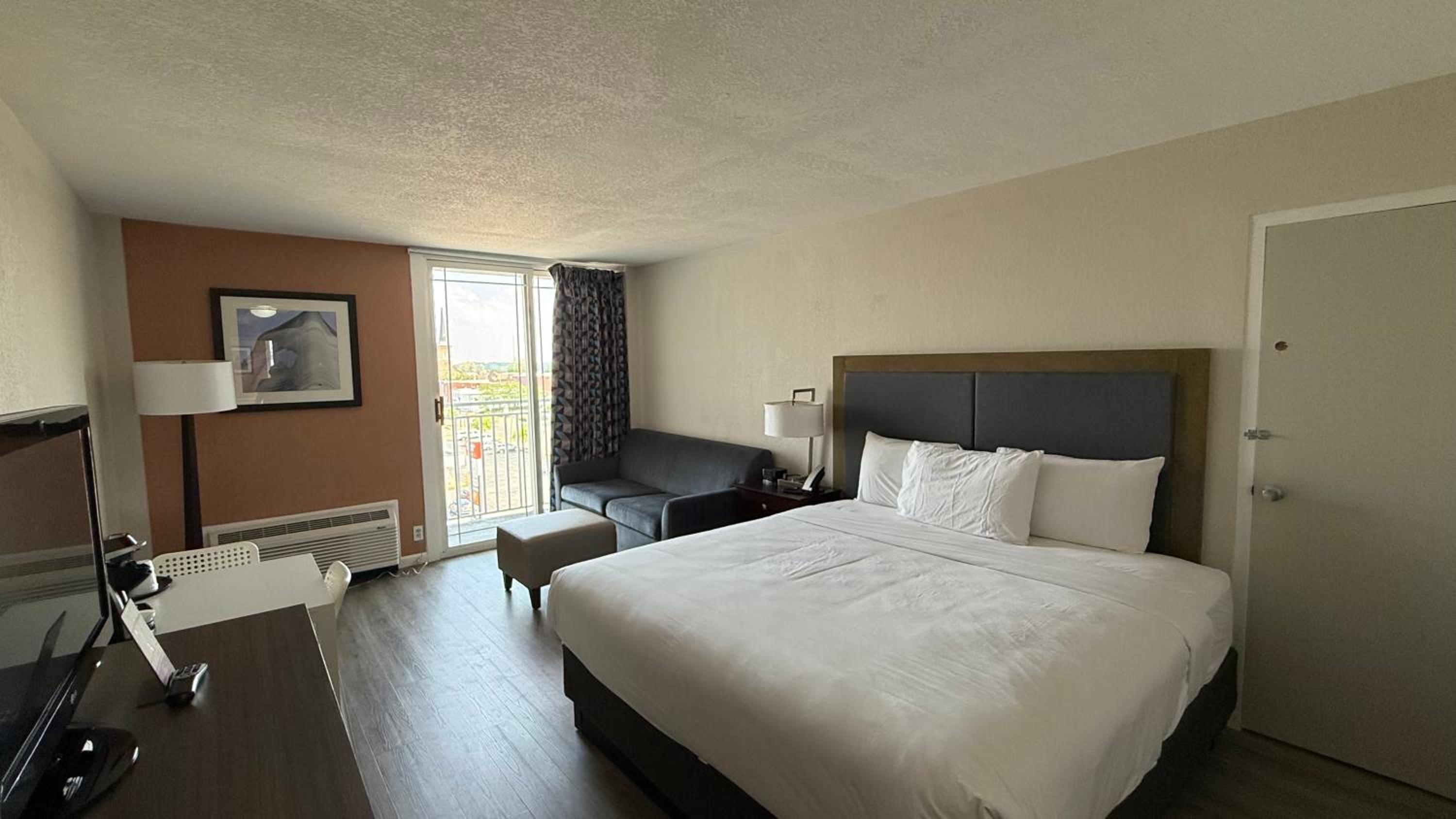 King Room with Roll-In Shower - Disability Access photo 2