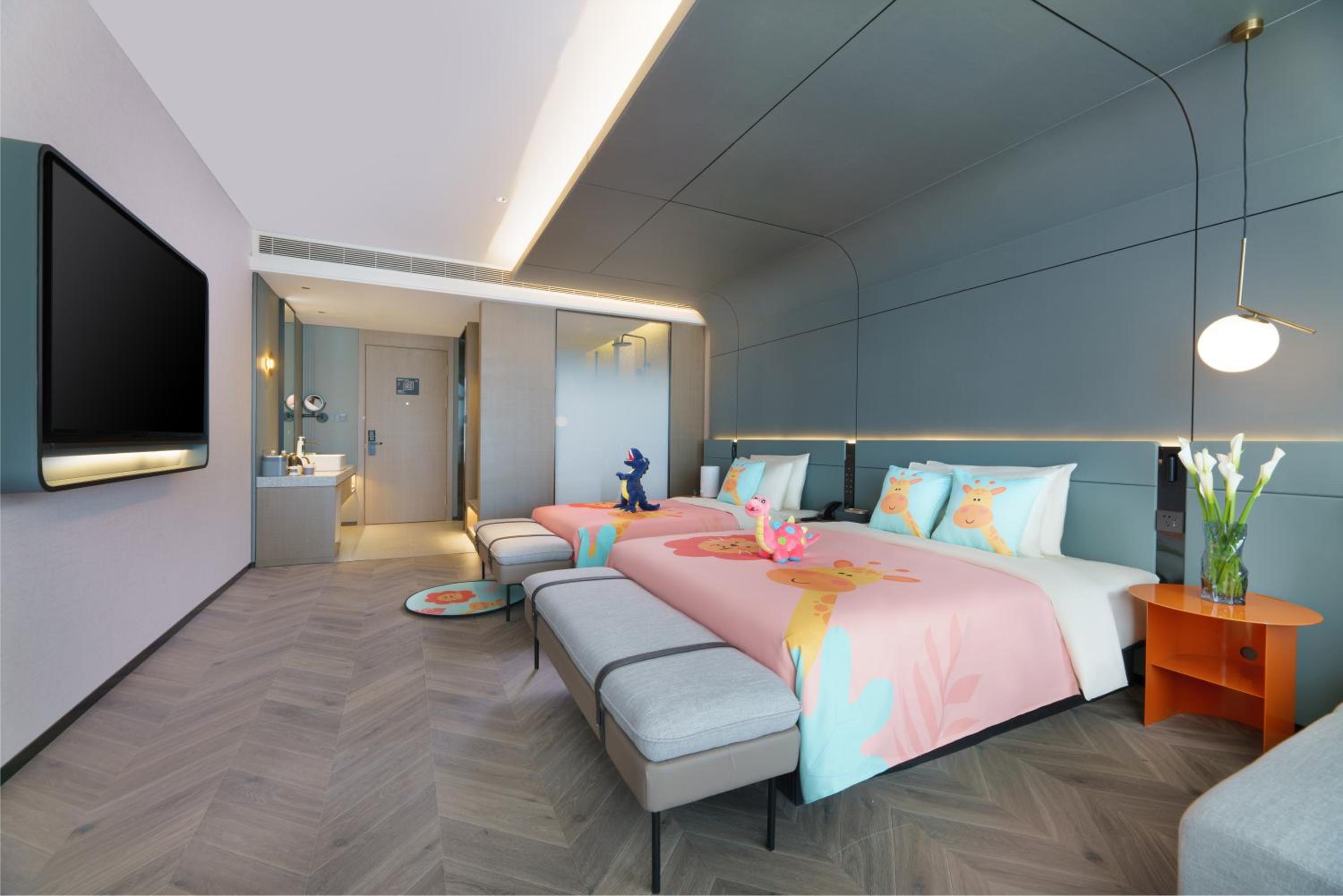 Jimu Family Room with City View
