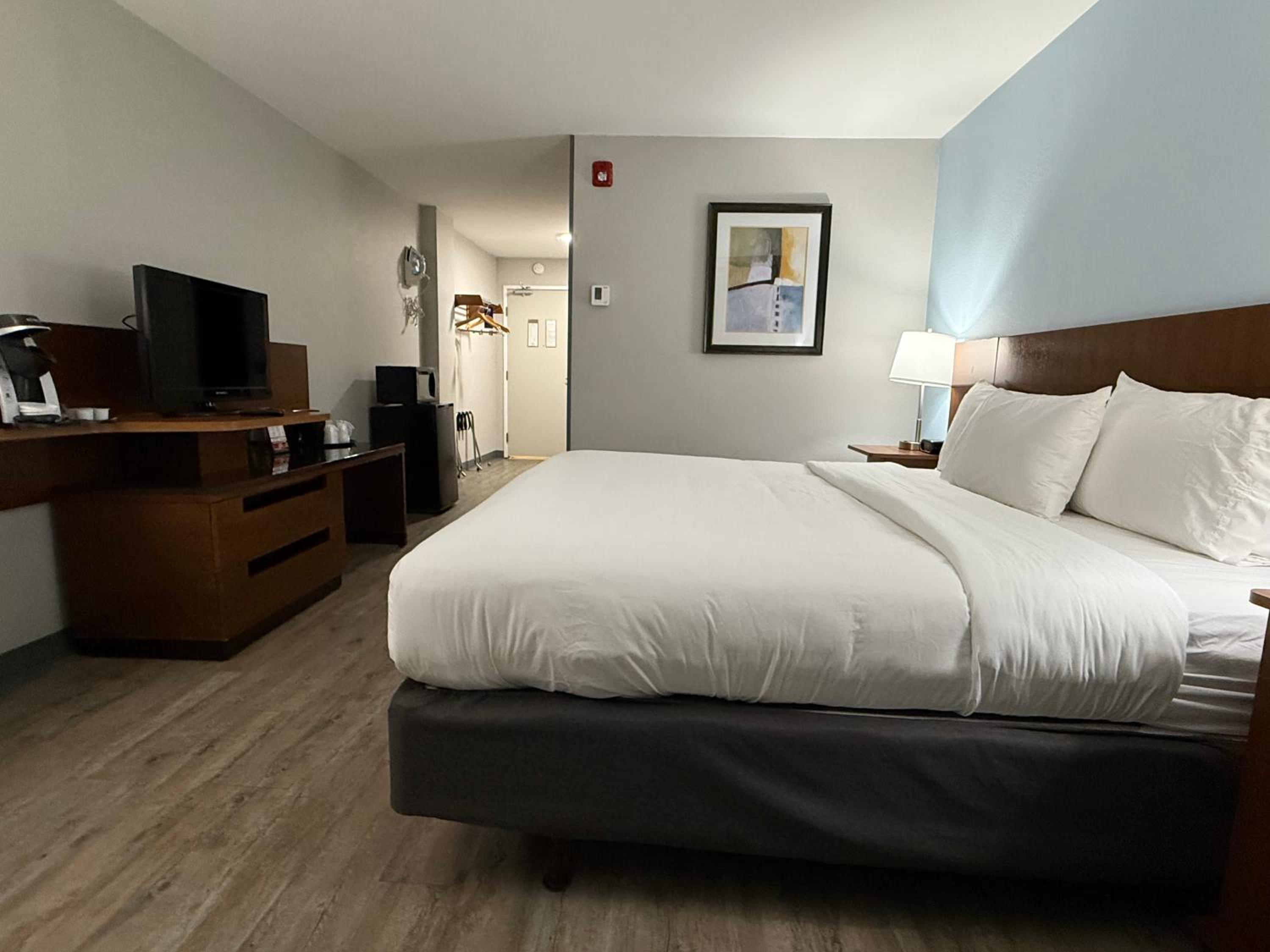 King Room with Roll-In Shower - Disability Access photo 1