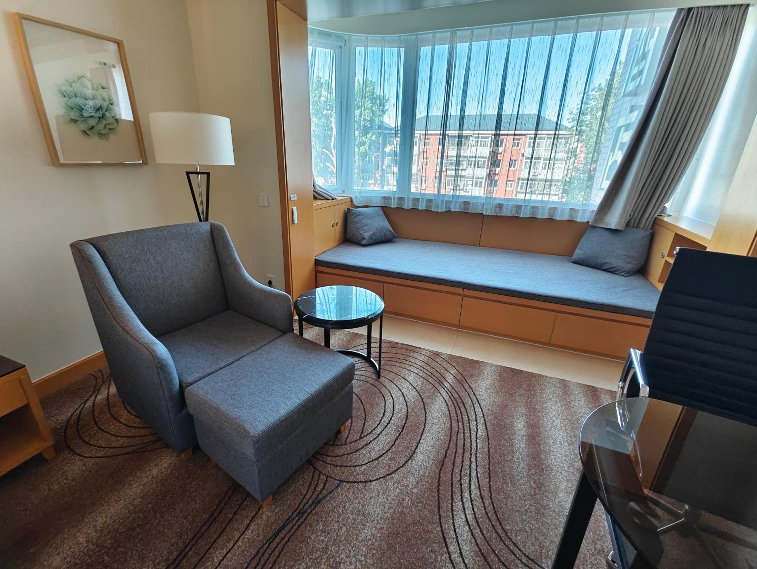 Premium King Room with Sofa Bed thumbnail 5