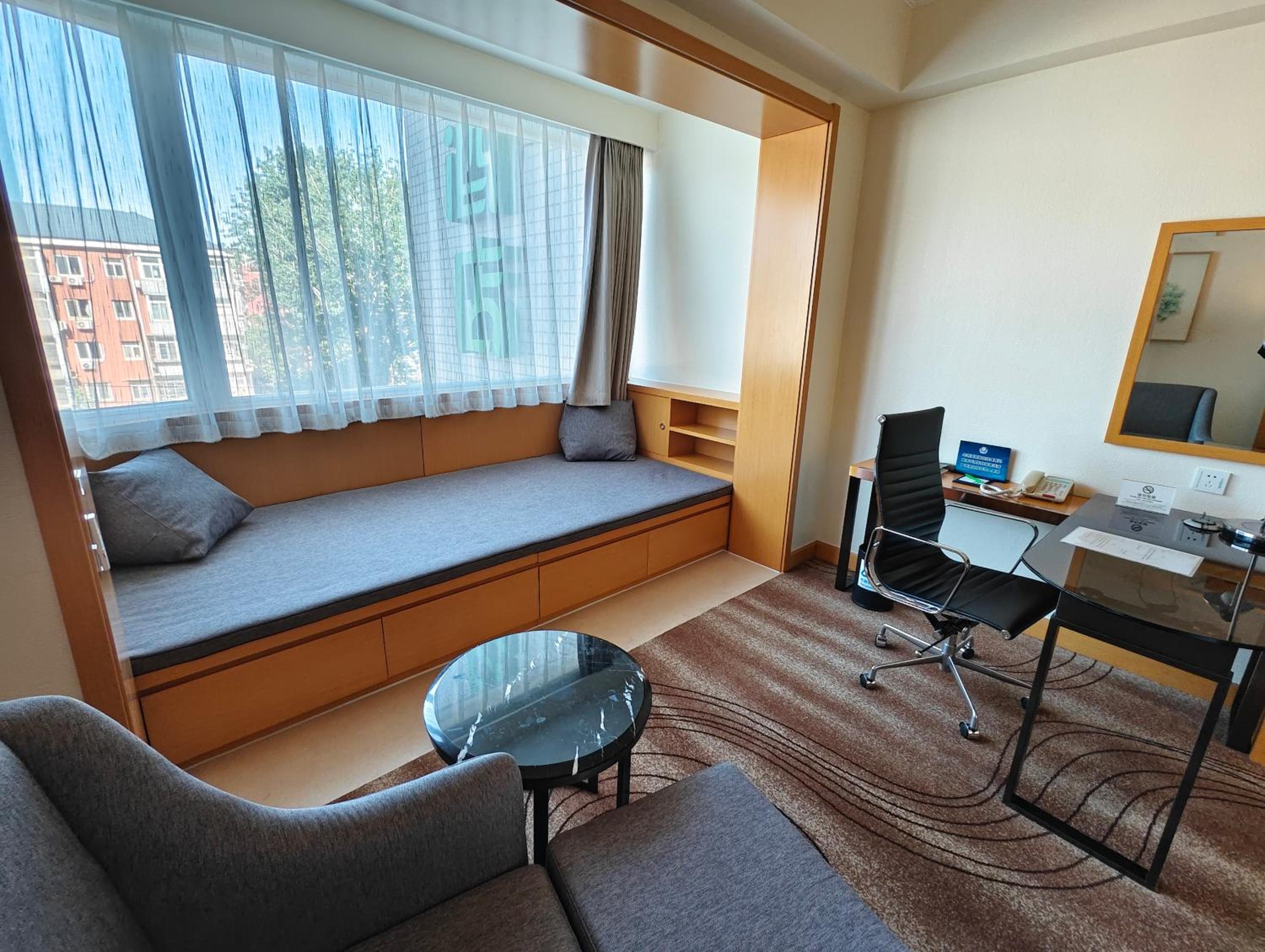 Premium King Room with Sofa Bed thumbnail 6