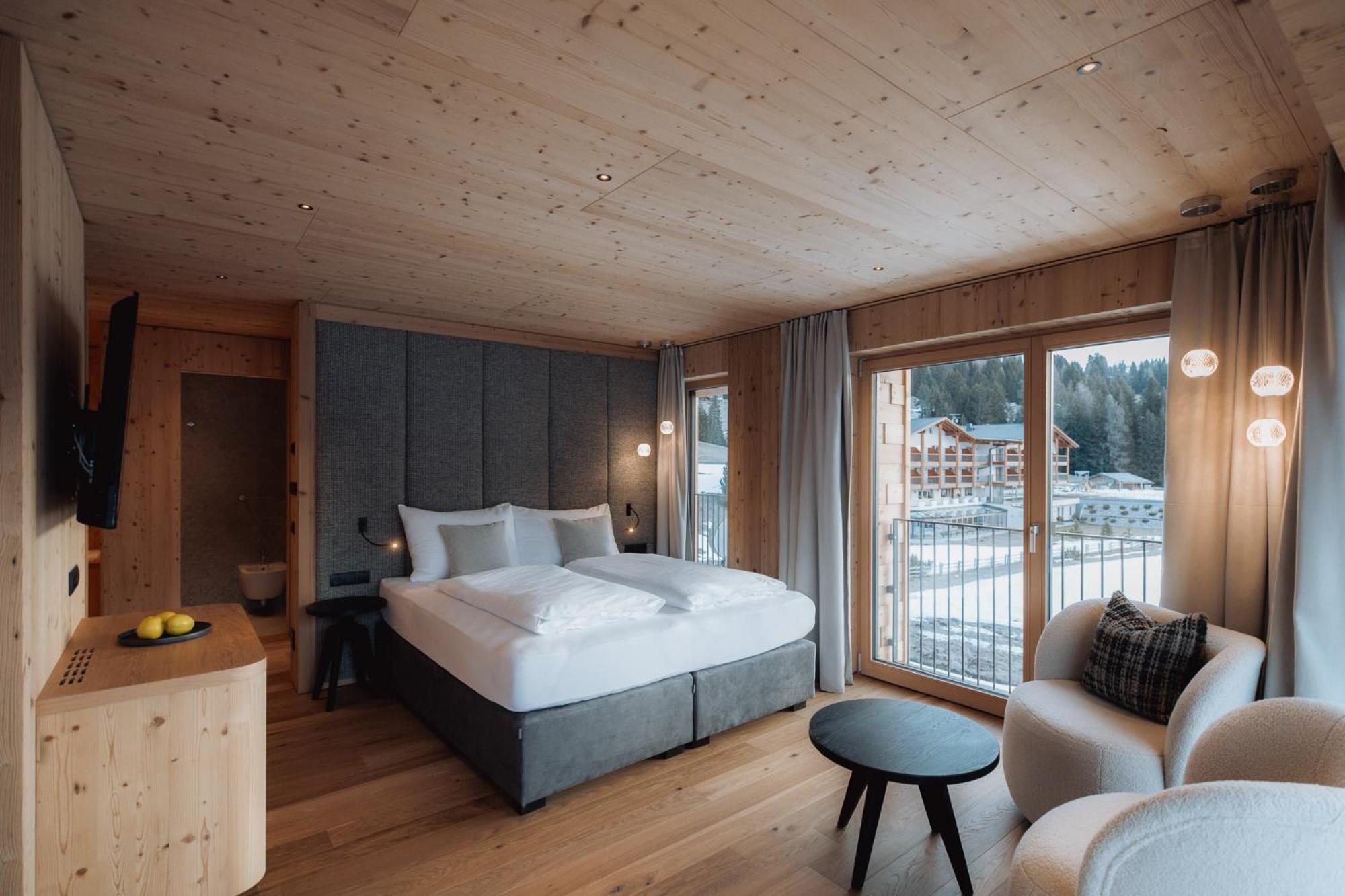 Junior Suite with Mountain View photo 2