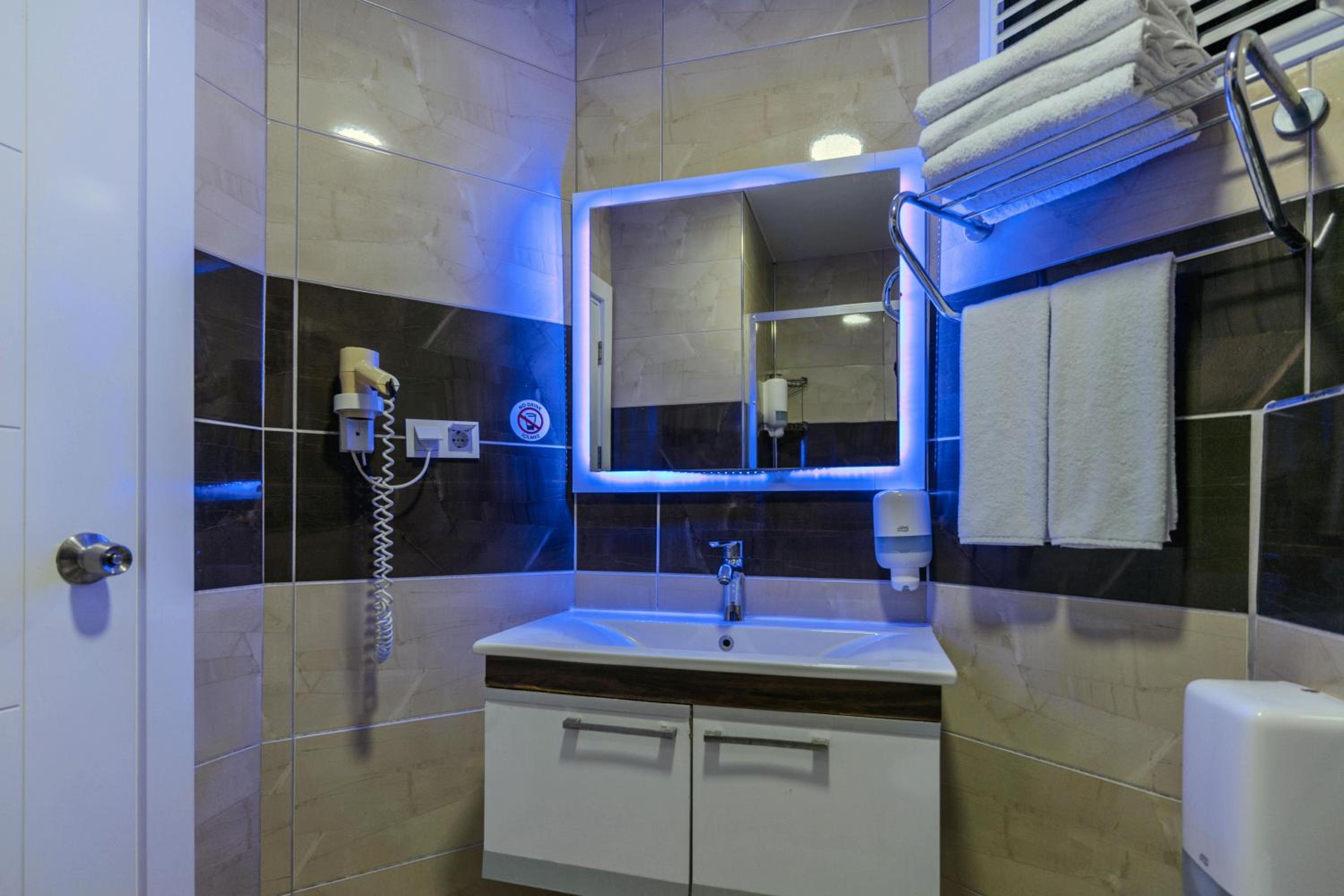 Standard Twin Room - Photo 8
