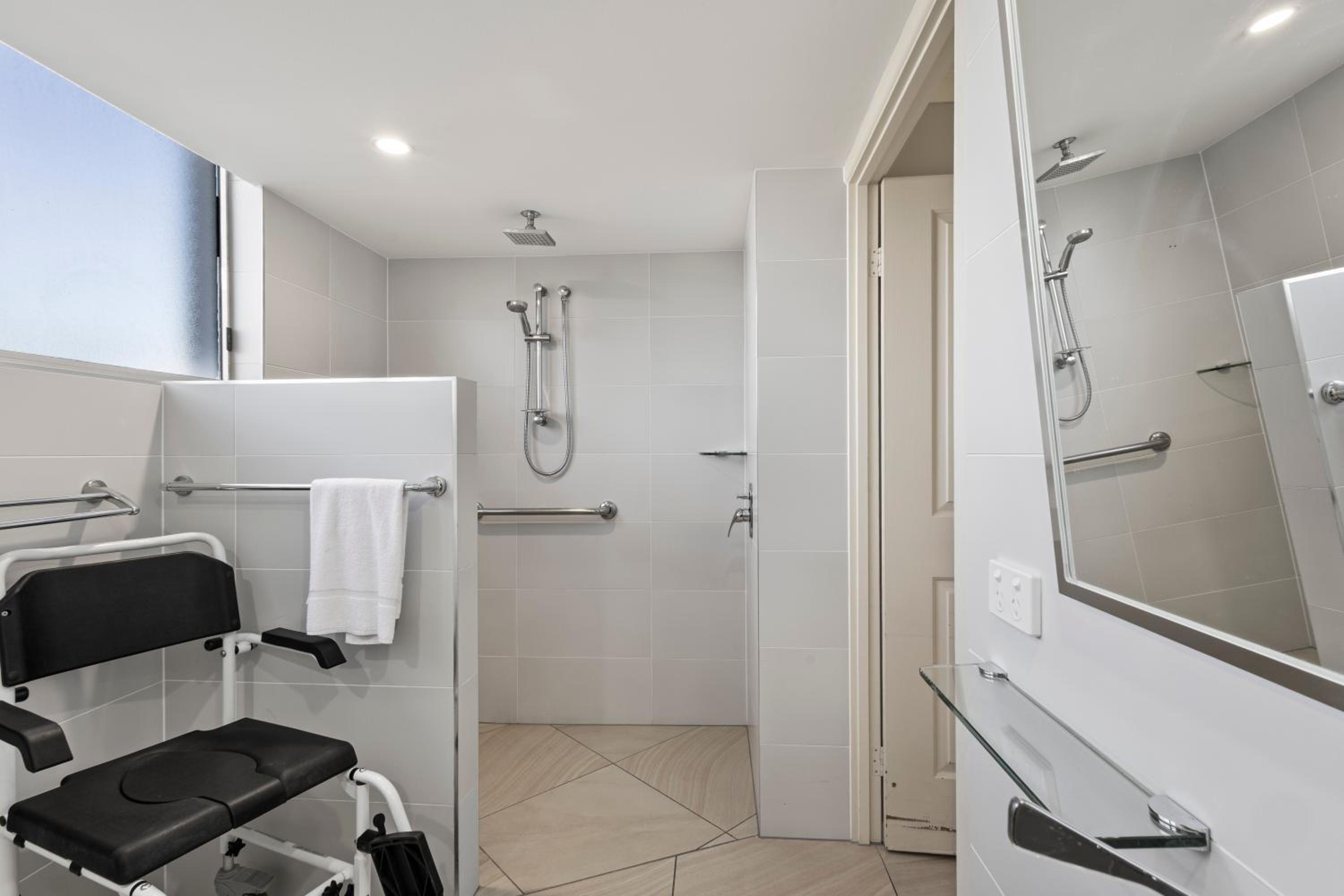 Wheelchair Friendly 3 Bedroom Apartment photo 2
