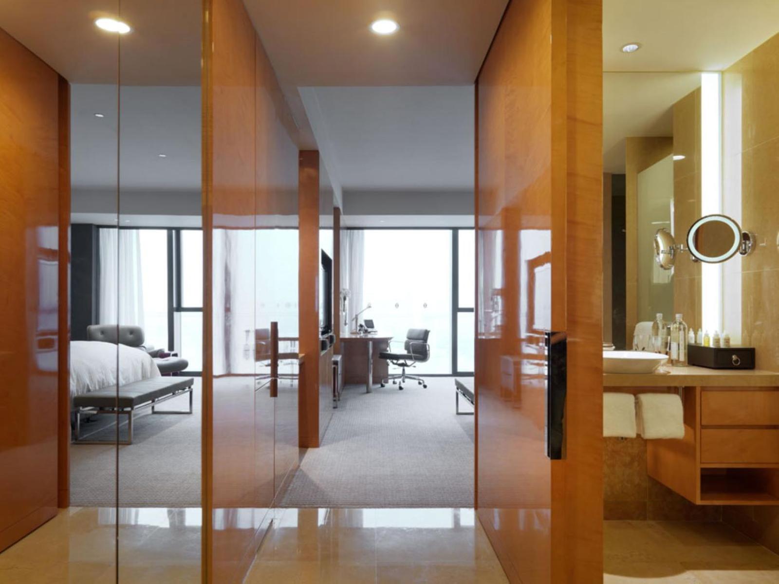 Premium King Room with Lounge Access and City View