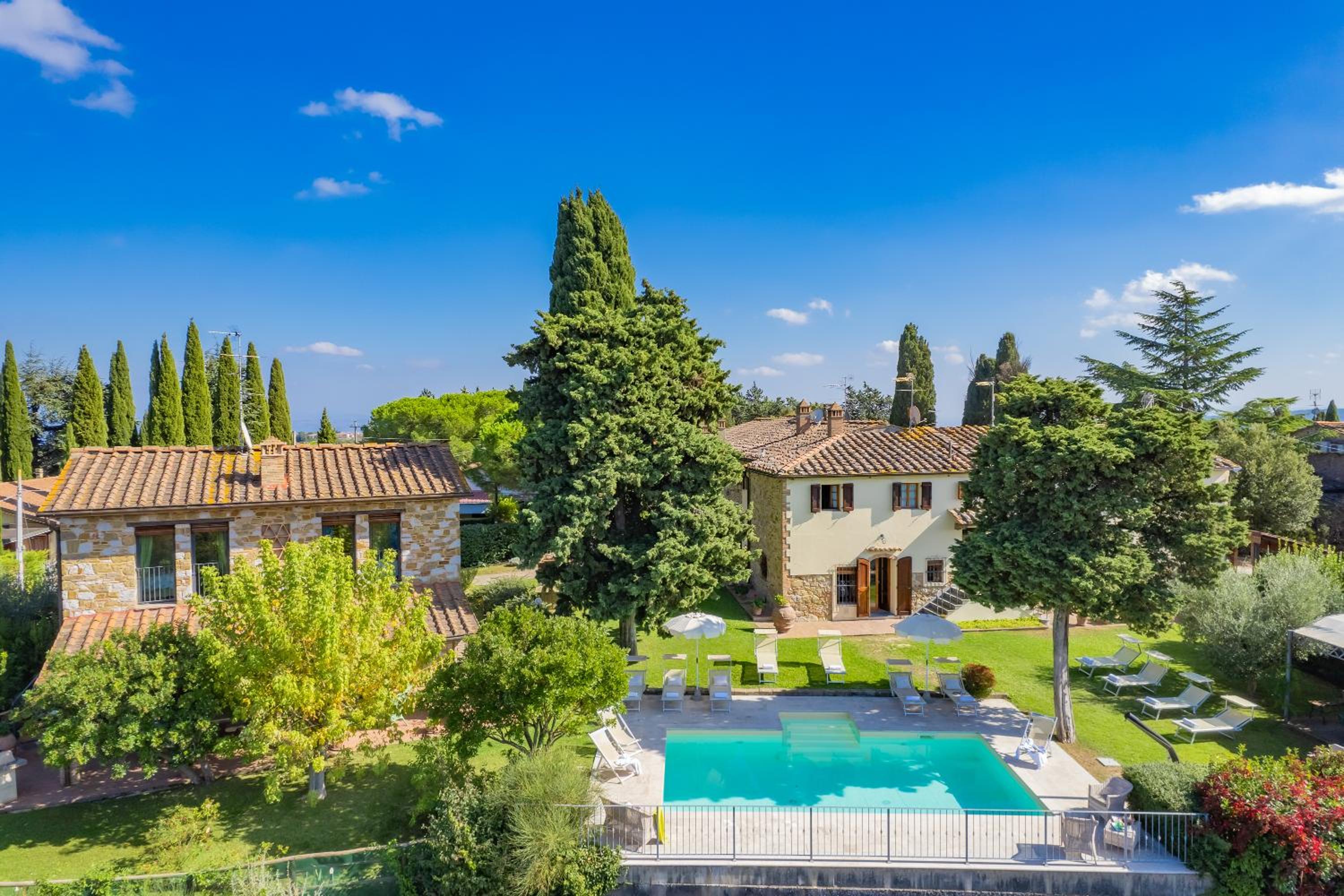Eight-Bedroom Villa photo 1