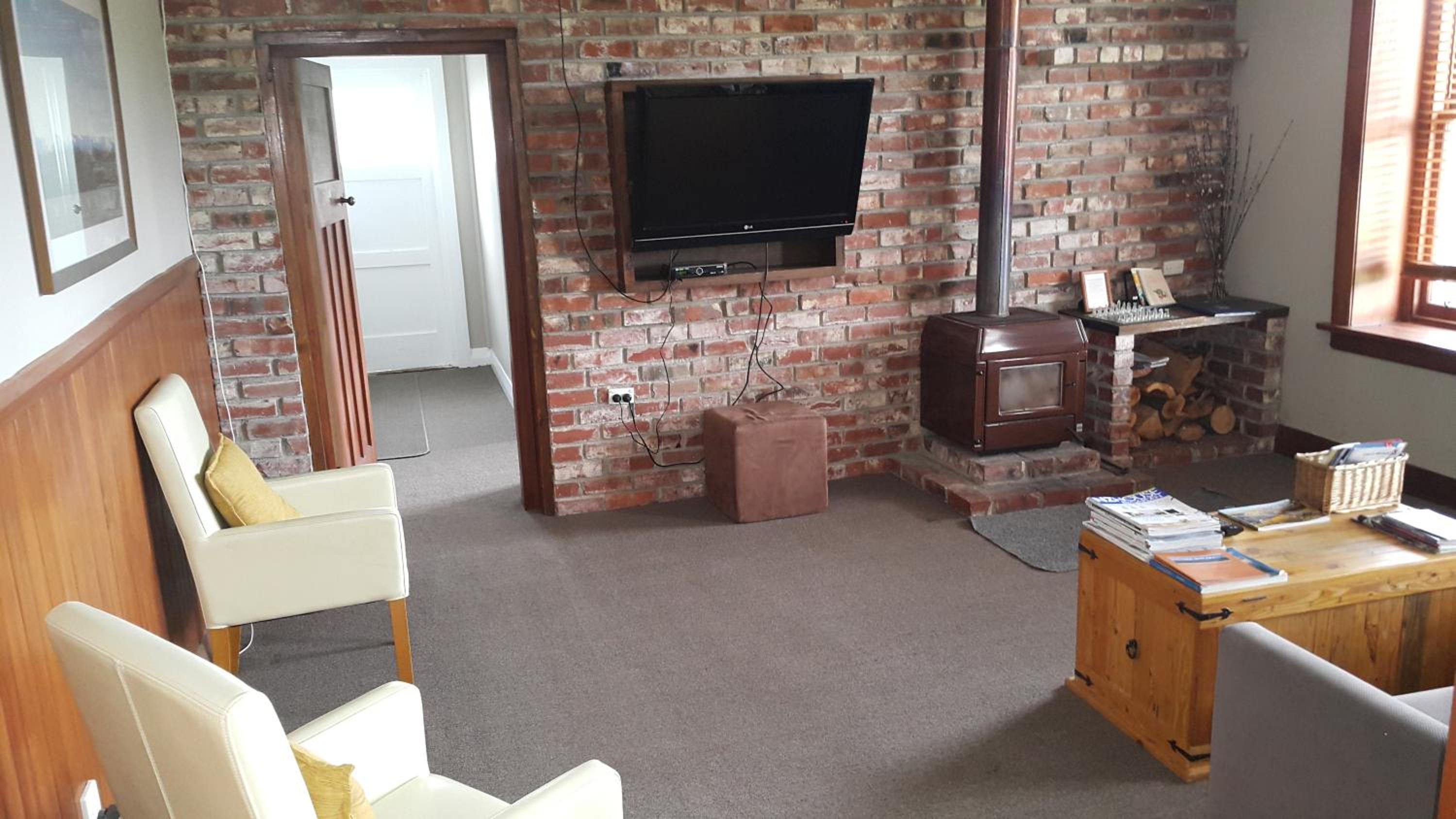 Family Room with Shared Bathroom photo 1
