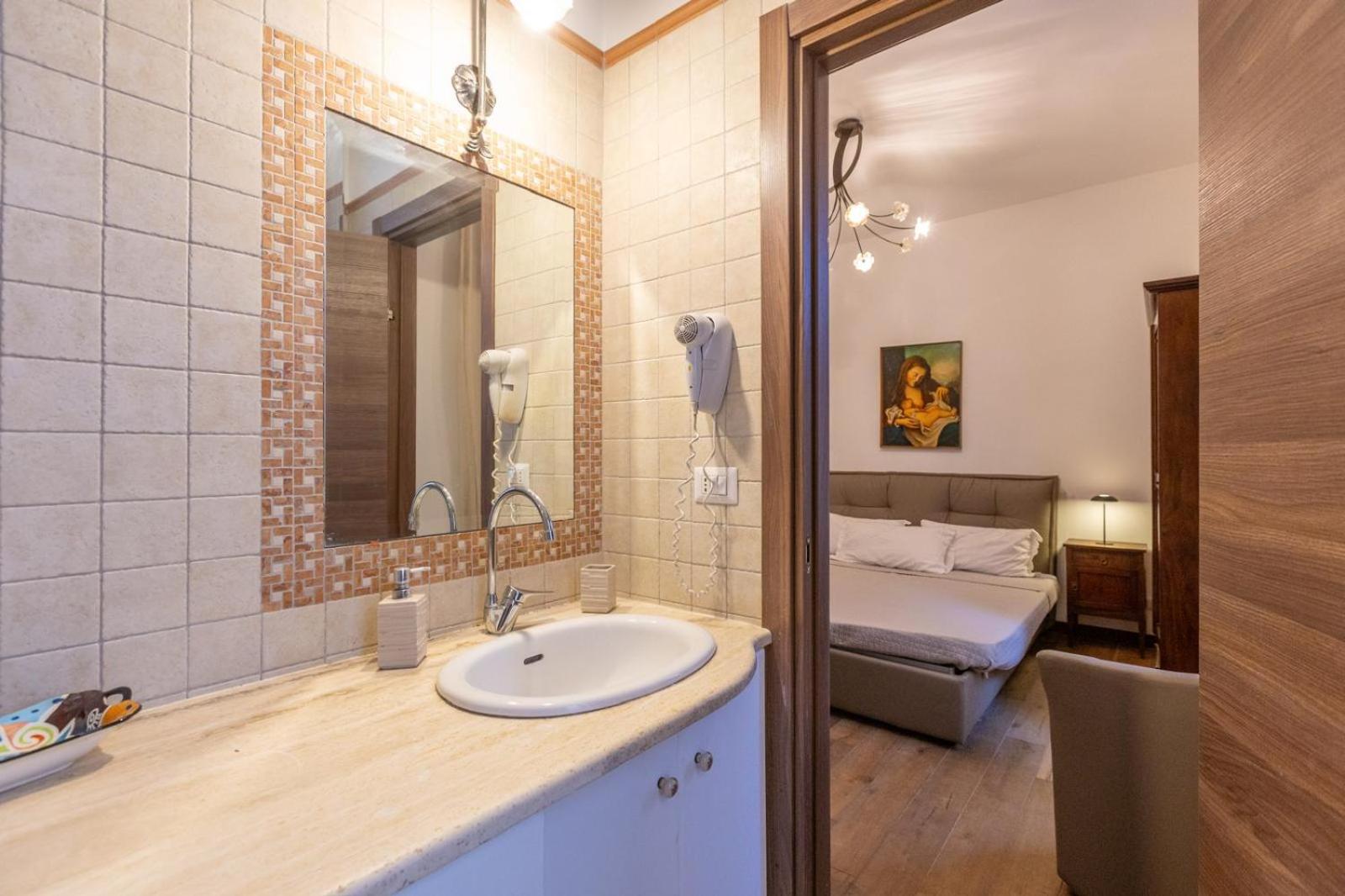 Appartamento con una camera vista città con balcone