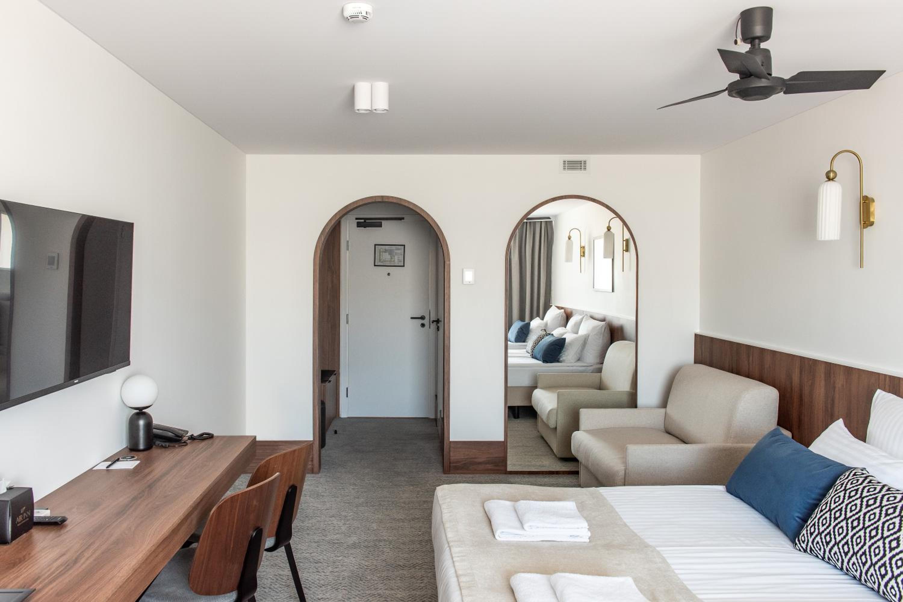 Business Triple Room with Extra Bed - Photo 3