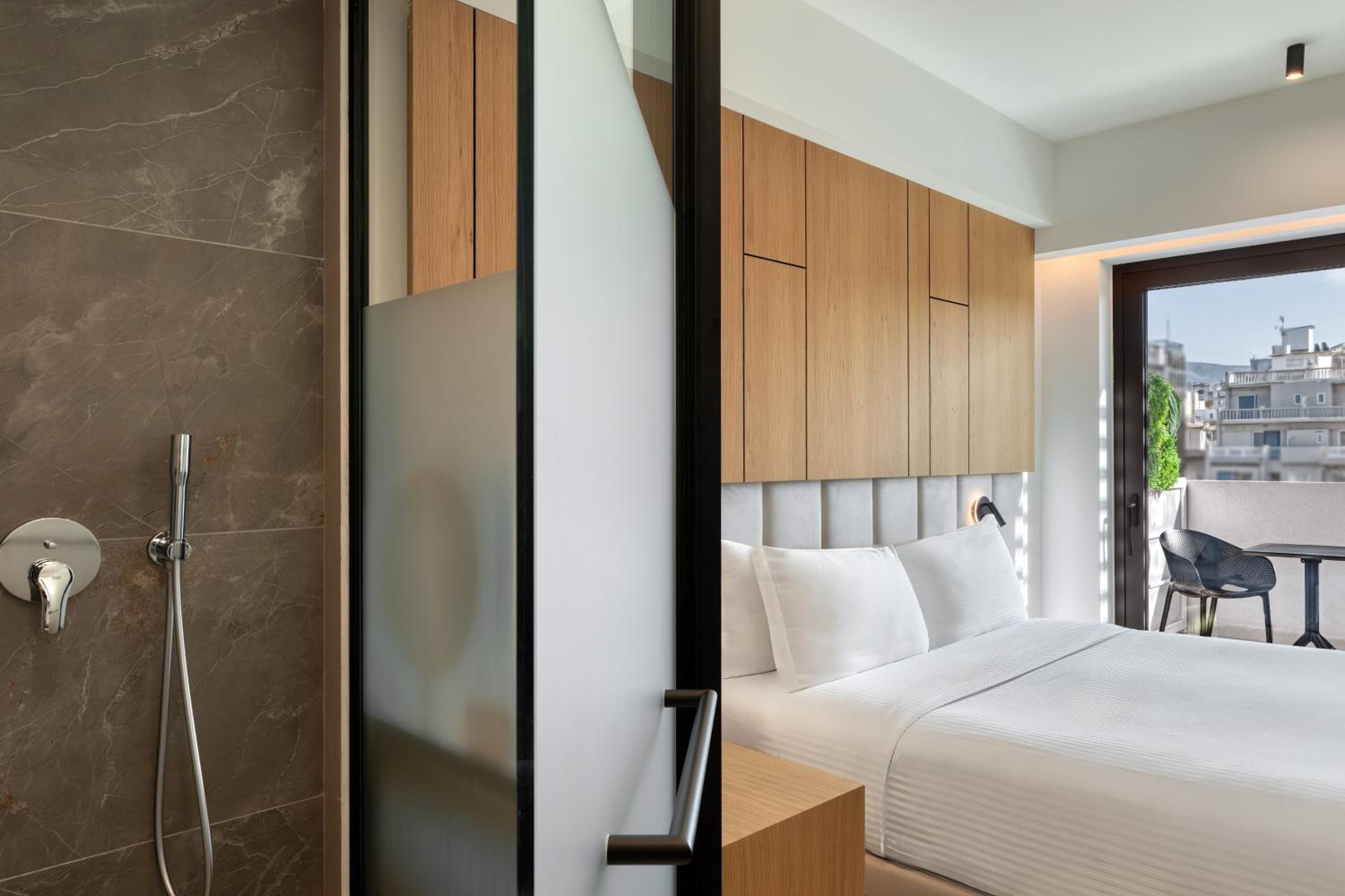 Deluxe Queen Room with View and Spa Bath thumbnail 5