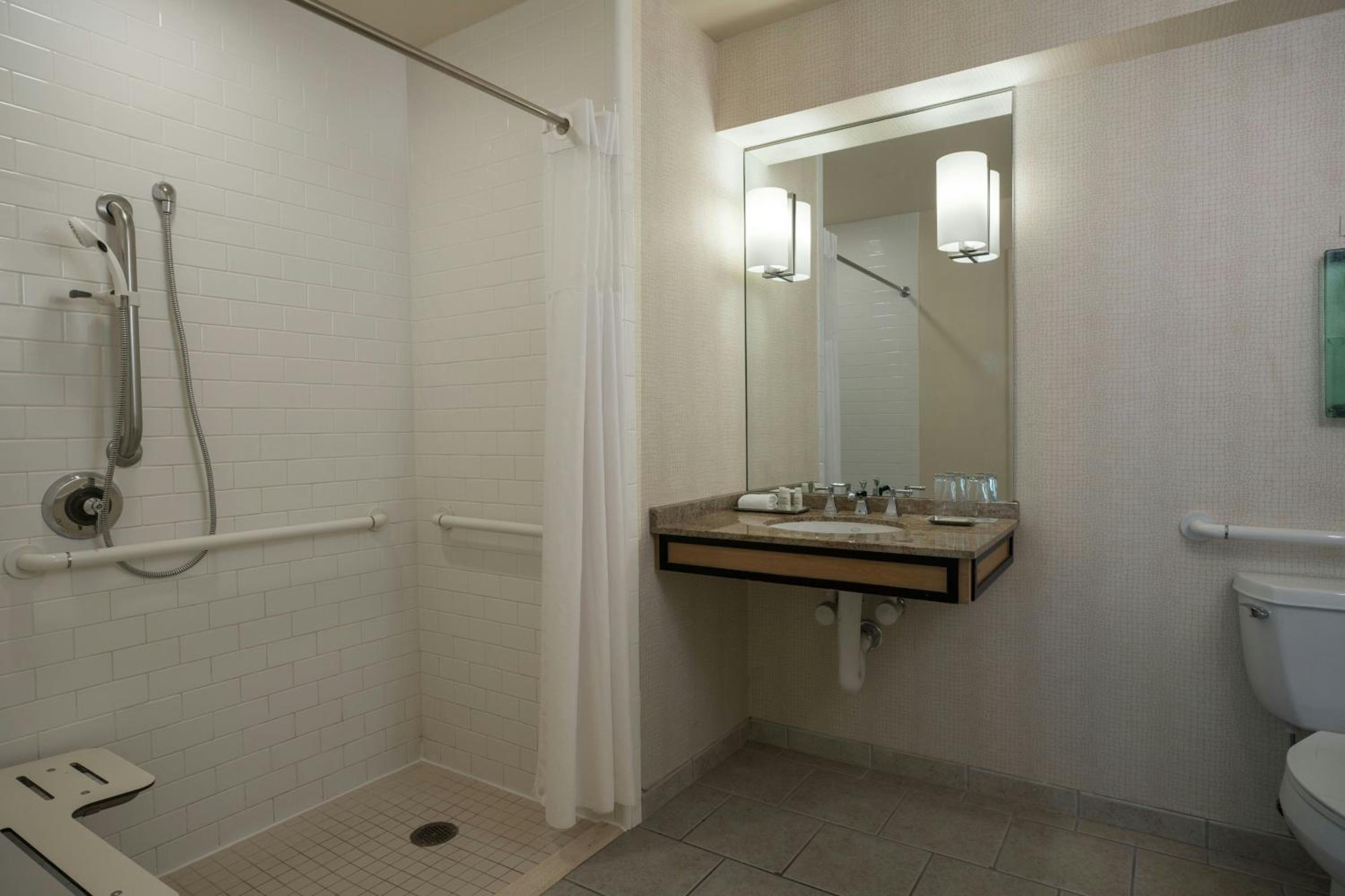 Double Room with Two Double Beds - Hearing Accessible  - Photo 4