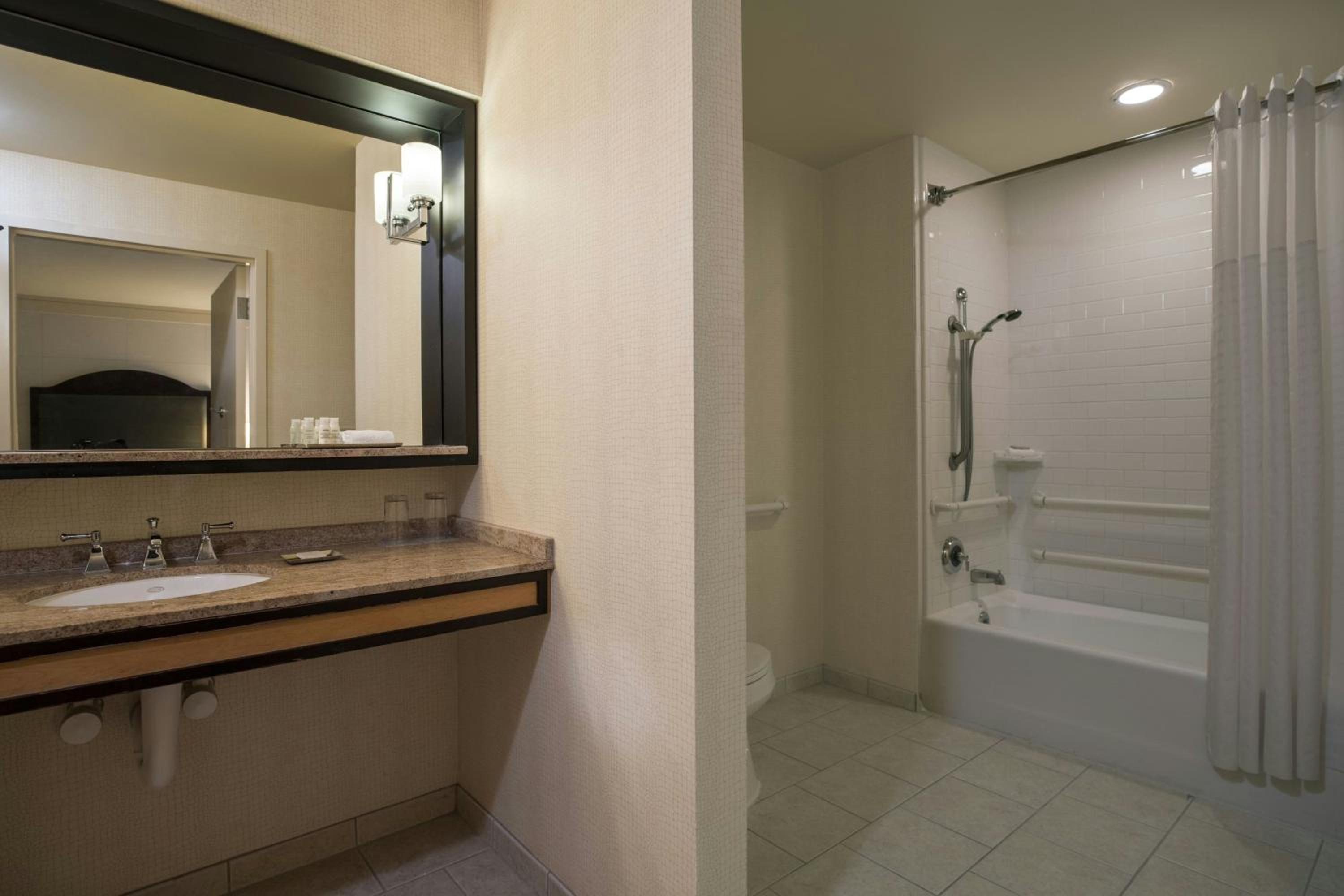 Executive Double Room with Two Double Beds - Hearing Accessible - Photo 4