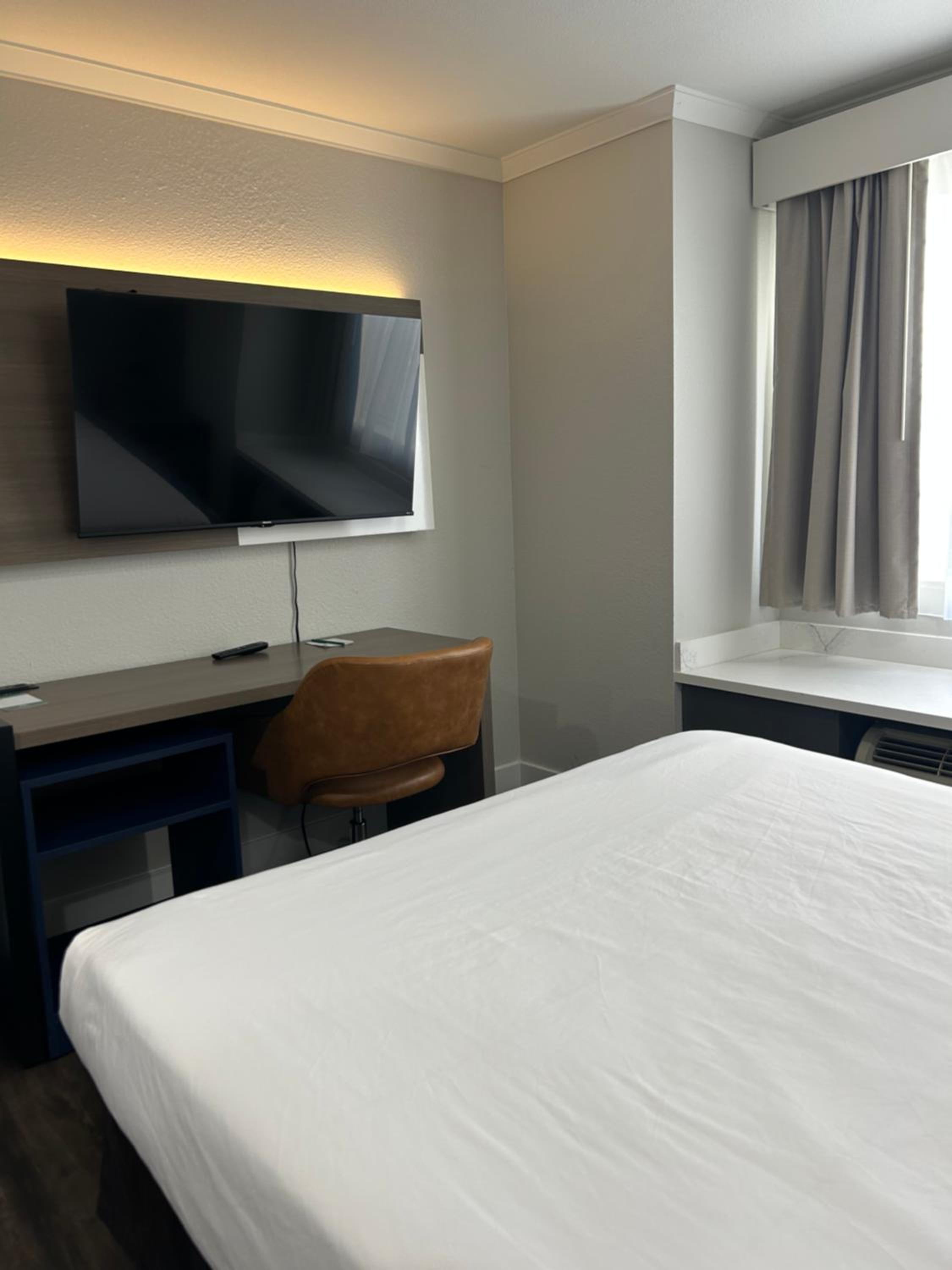 Queen Room - Disability Access/Non Smoking - Photo 9