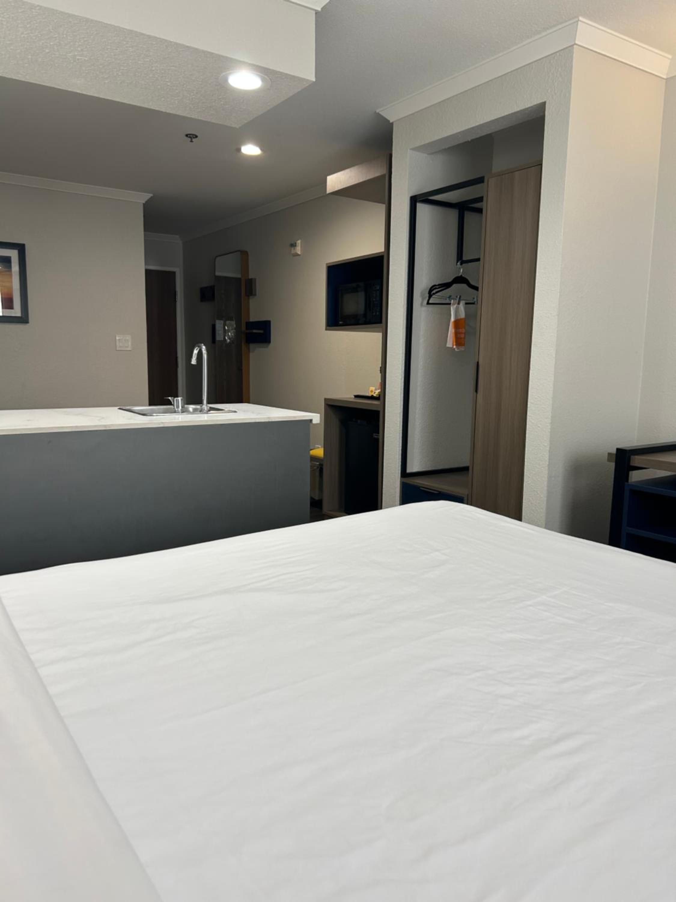 Queen Room - Disability Access/Non Smoking - Photo 8