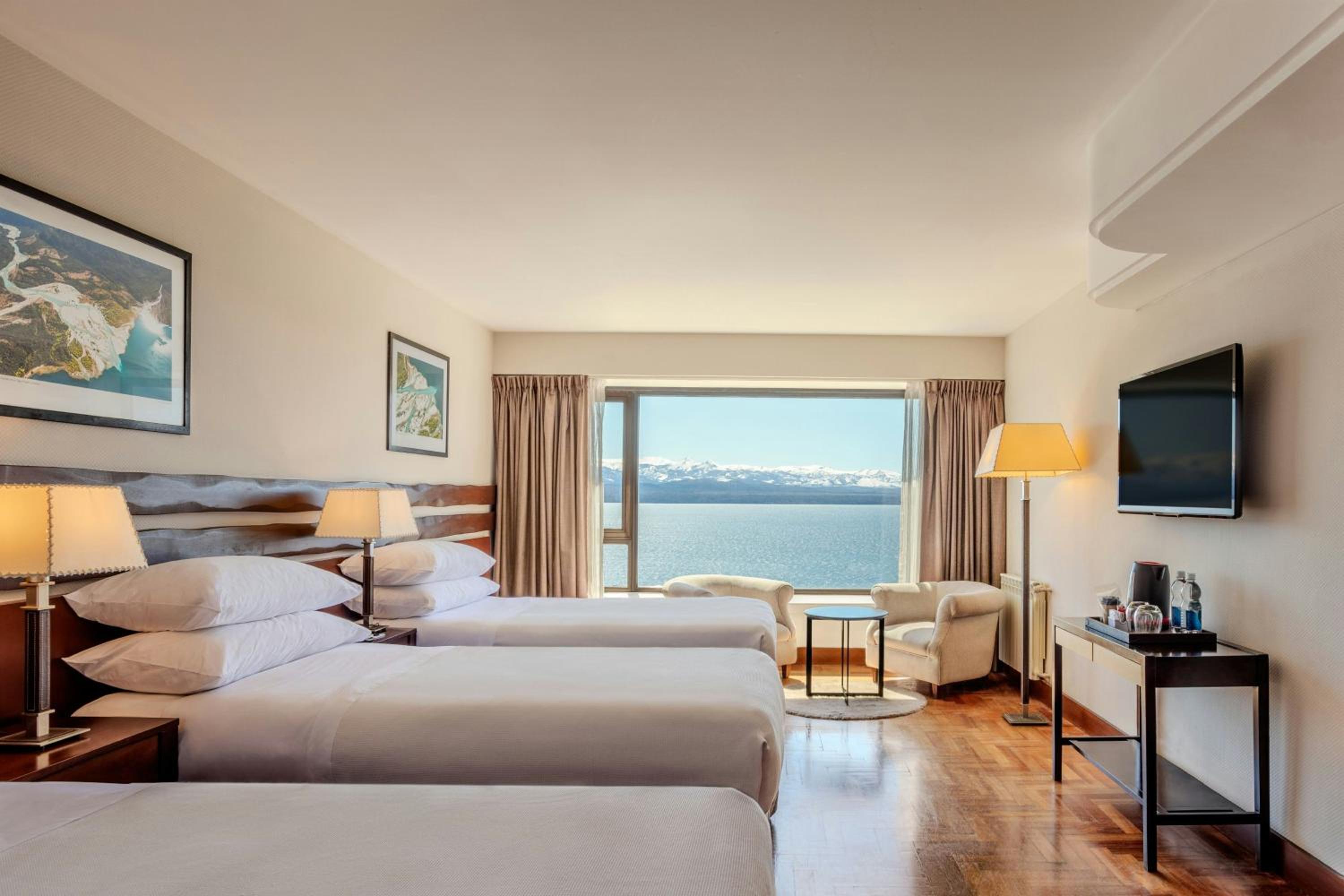 Deluxe Guest room with 3 Twin/Single Bed(s), Lake view photo 1
