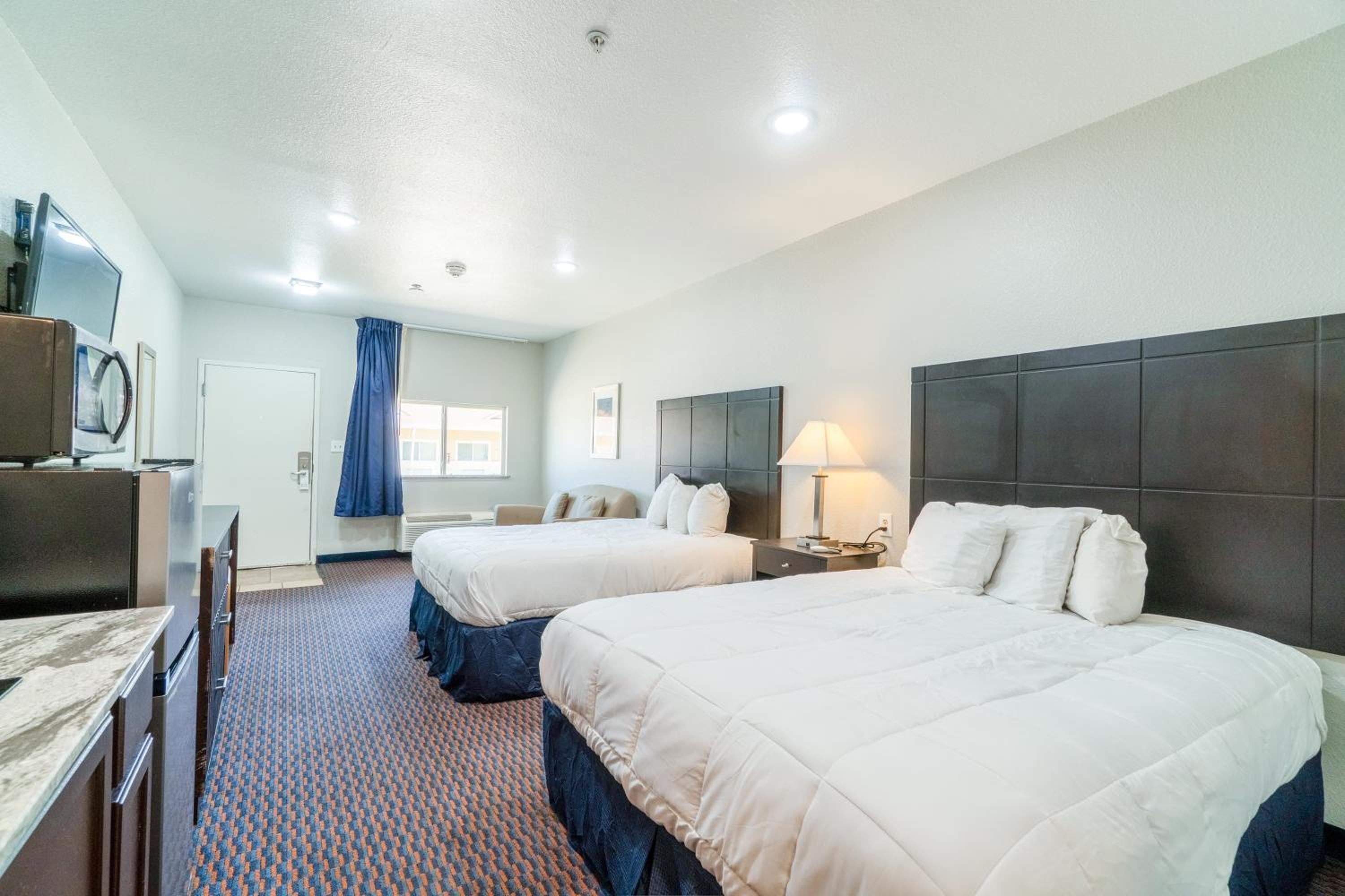 2 Queen Beds with Kitchenette Non-Smoking photo 2