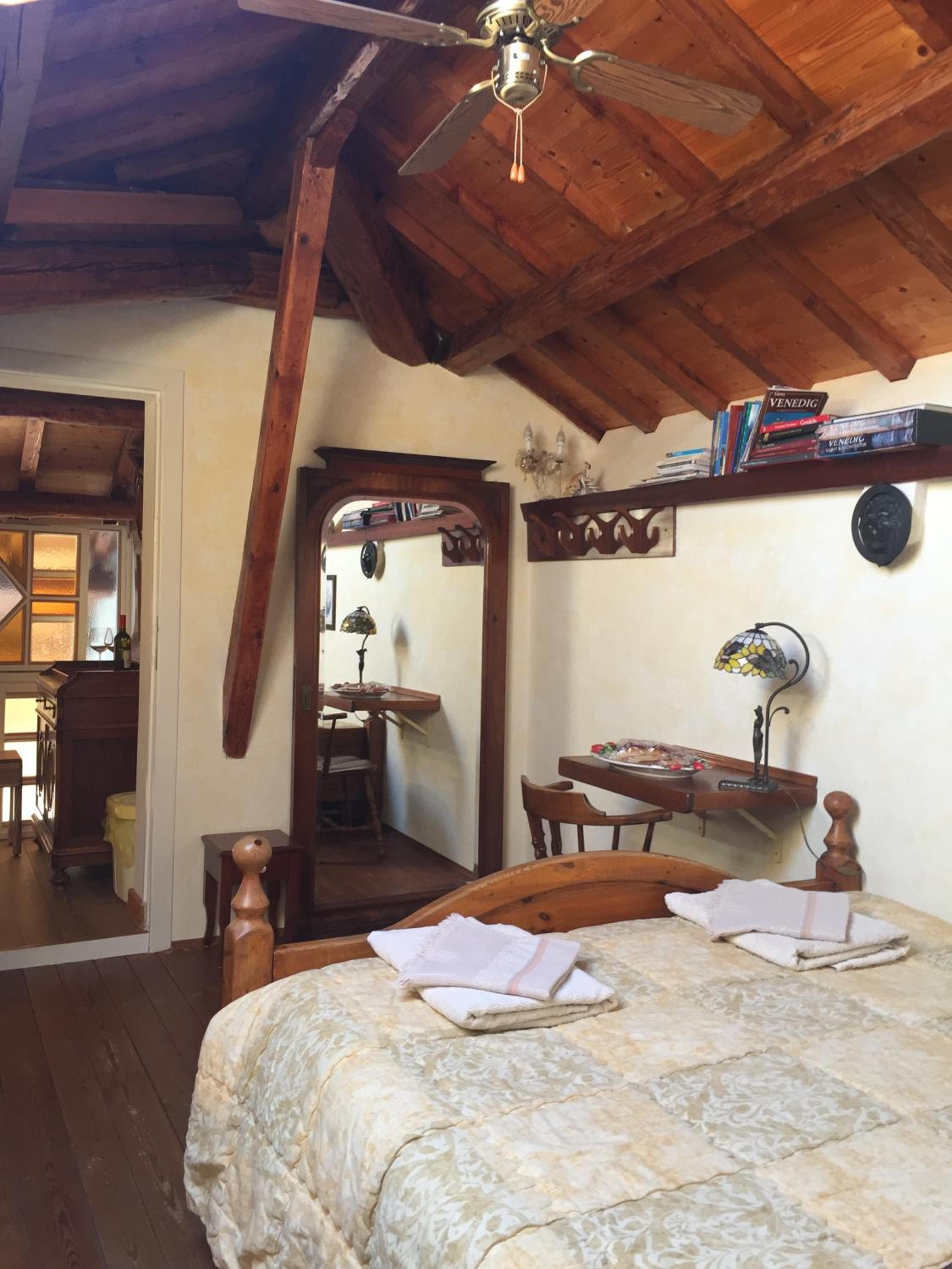 Deluxe Double Room with Shower photo 3