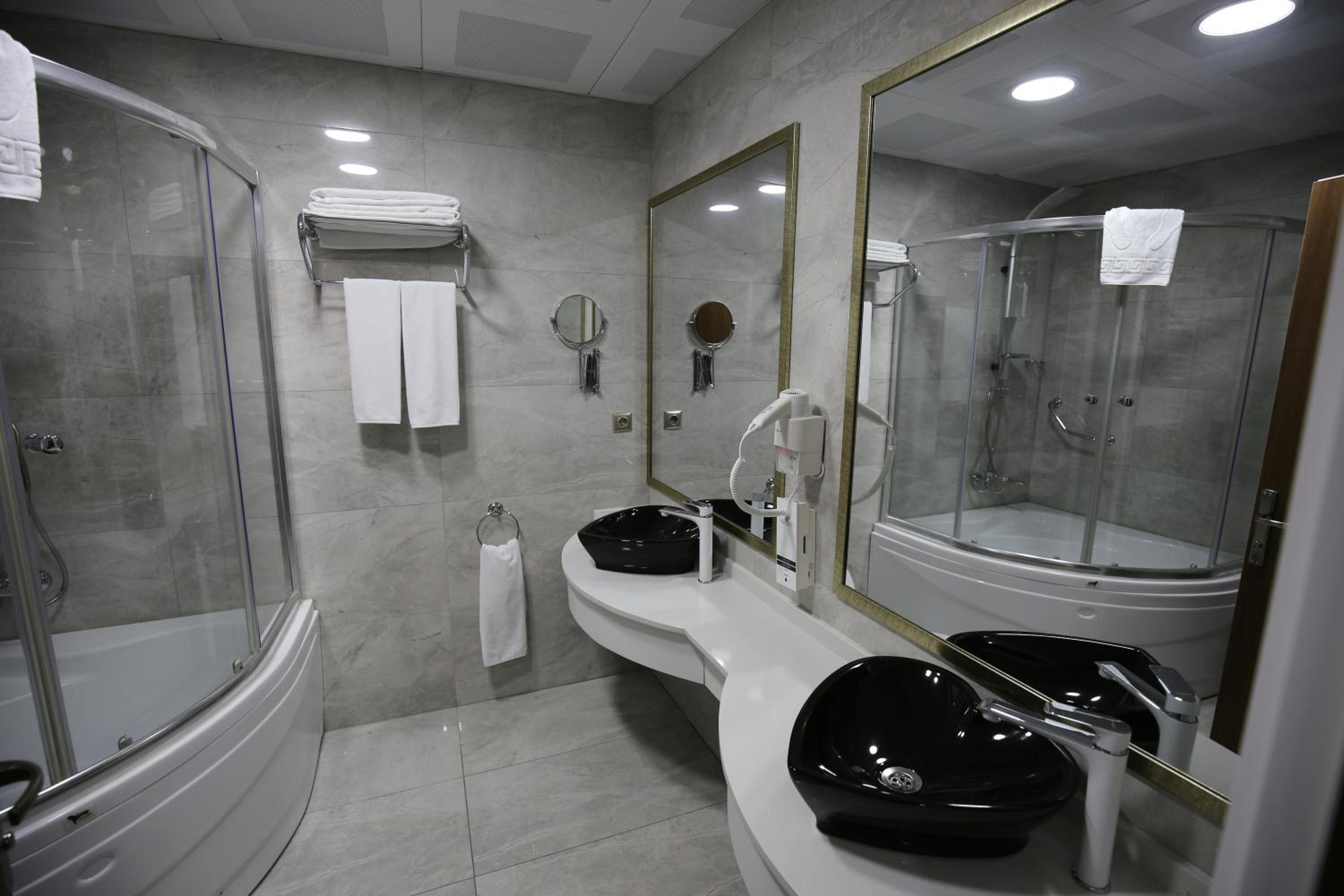 Deluxe Queen Room - Photo 10