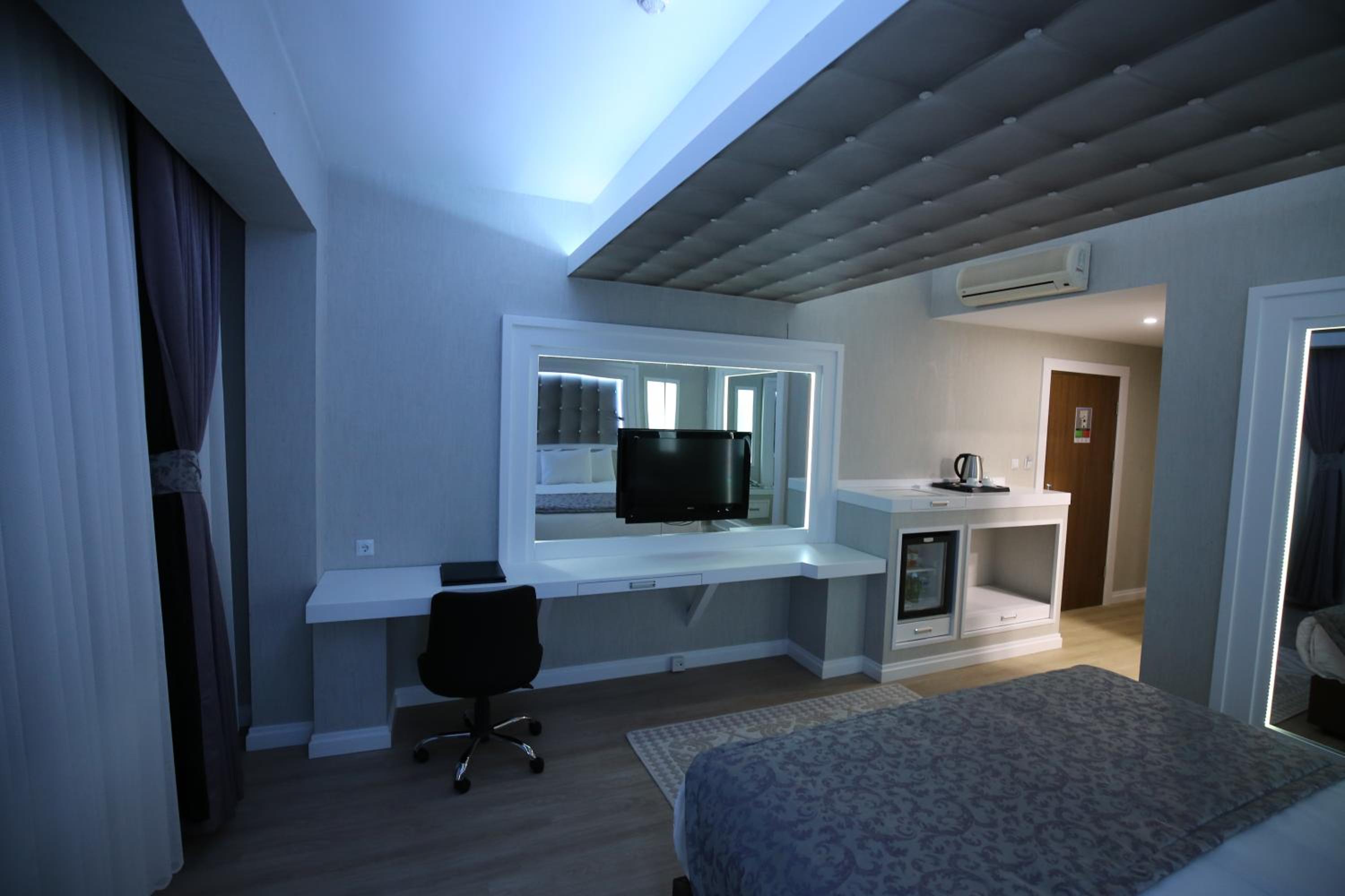 Deluxe Queen Room - Photo 9