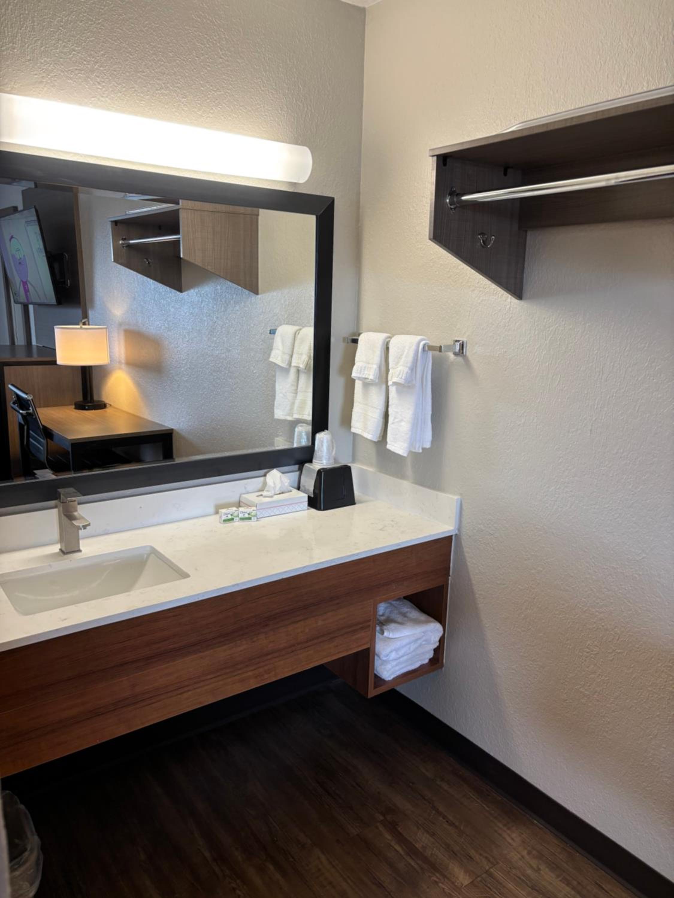 King Room with One King Bed - First Floor - Bay View - Non-Smoking - Photo 1