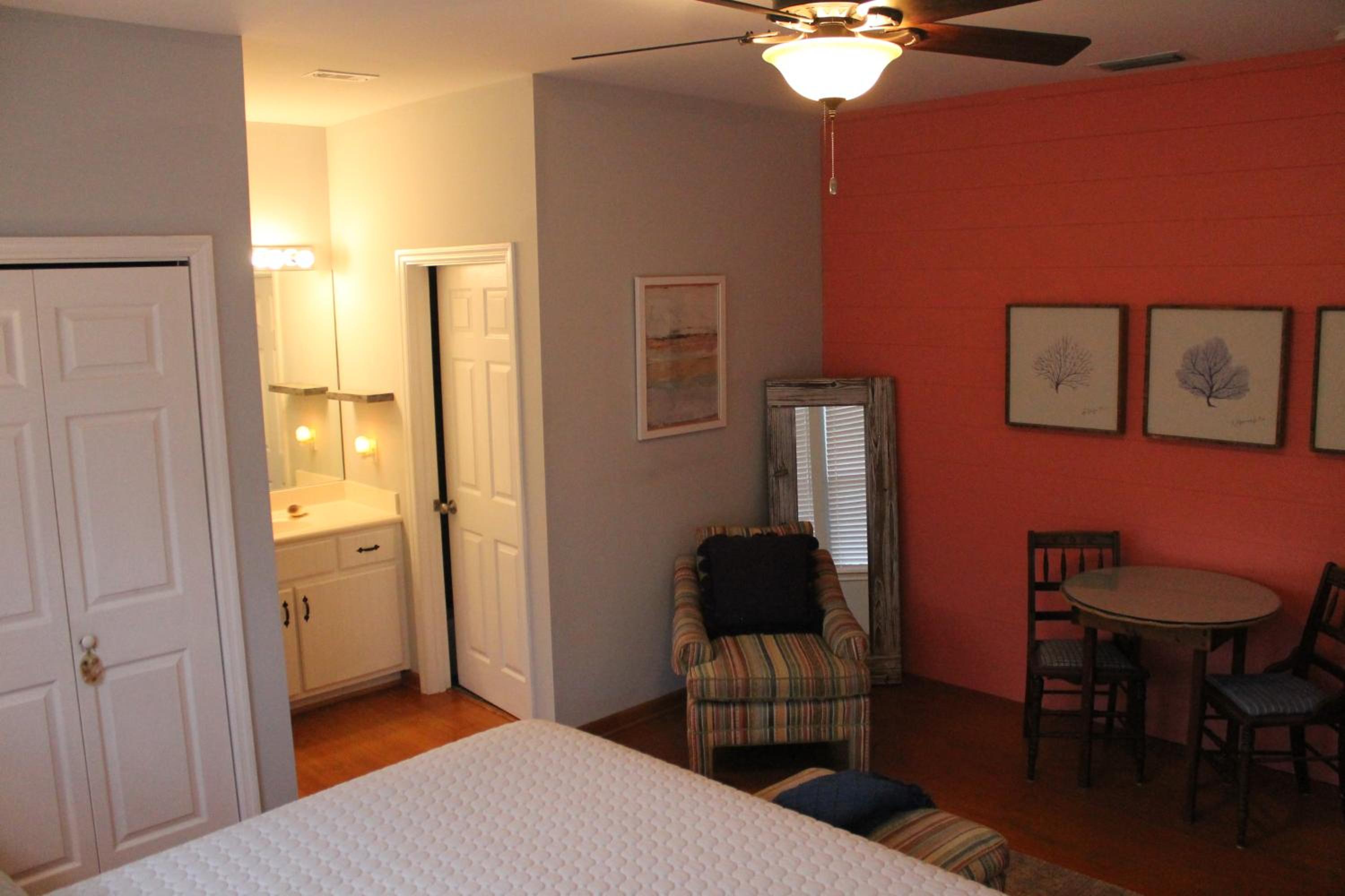 King Room with Partial Sea View photo 2