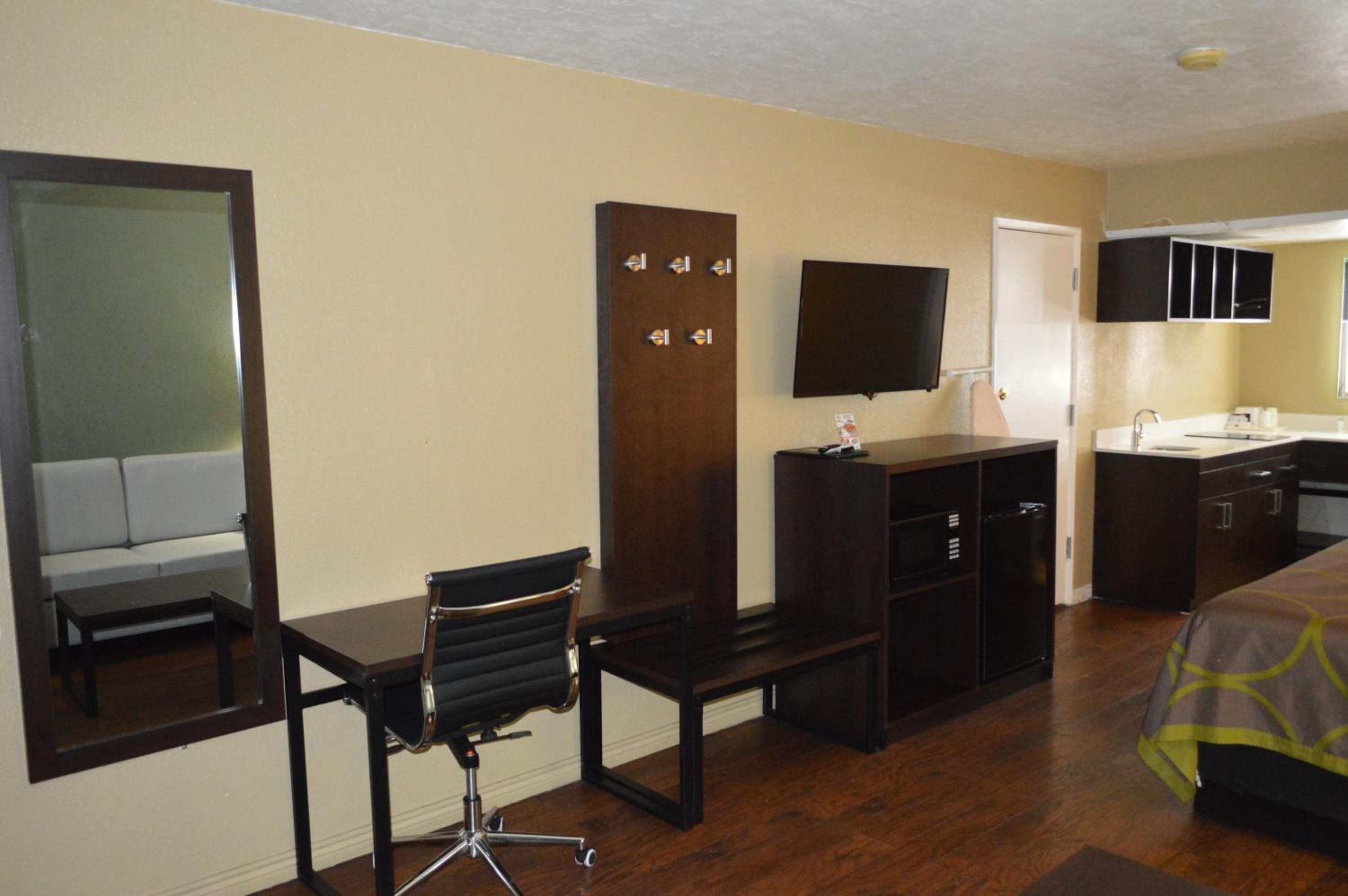1 King Bed, Efficiency Room, Non-Smoking - Photo 3