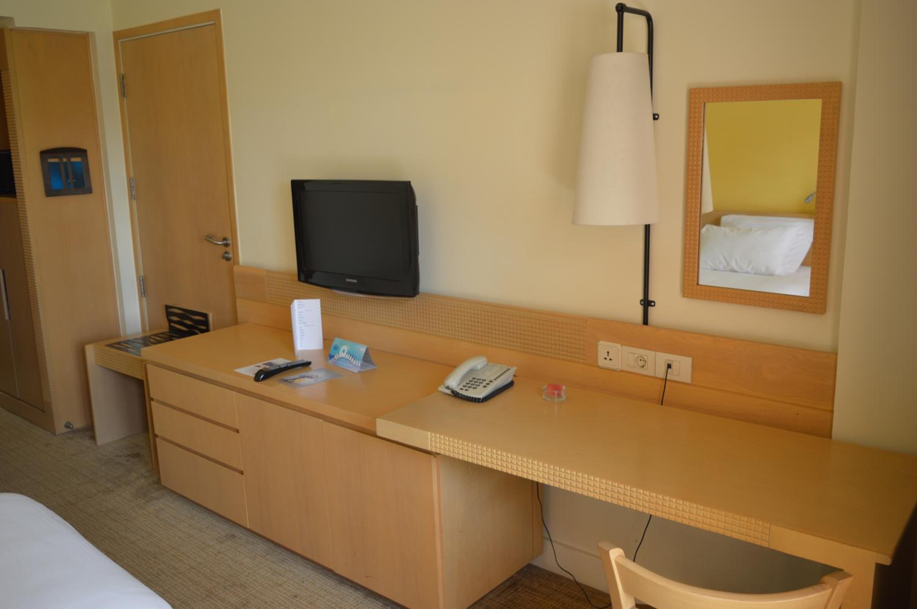 Superior Twin Room thumbnail 6