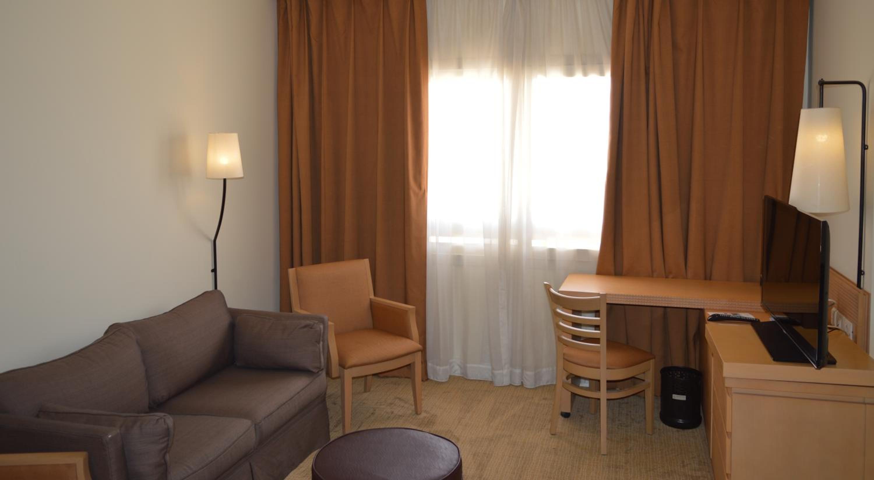 Junior Suite with One Double Bed and Balcony - Photo 7