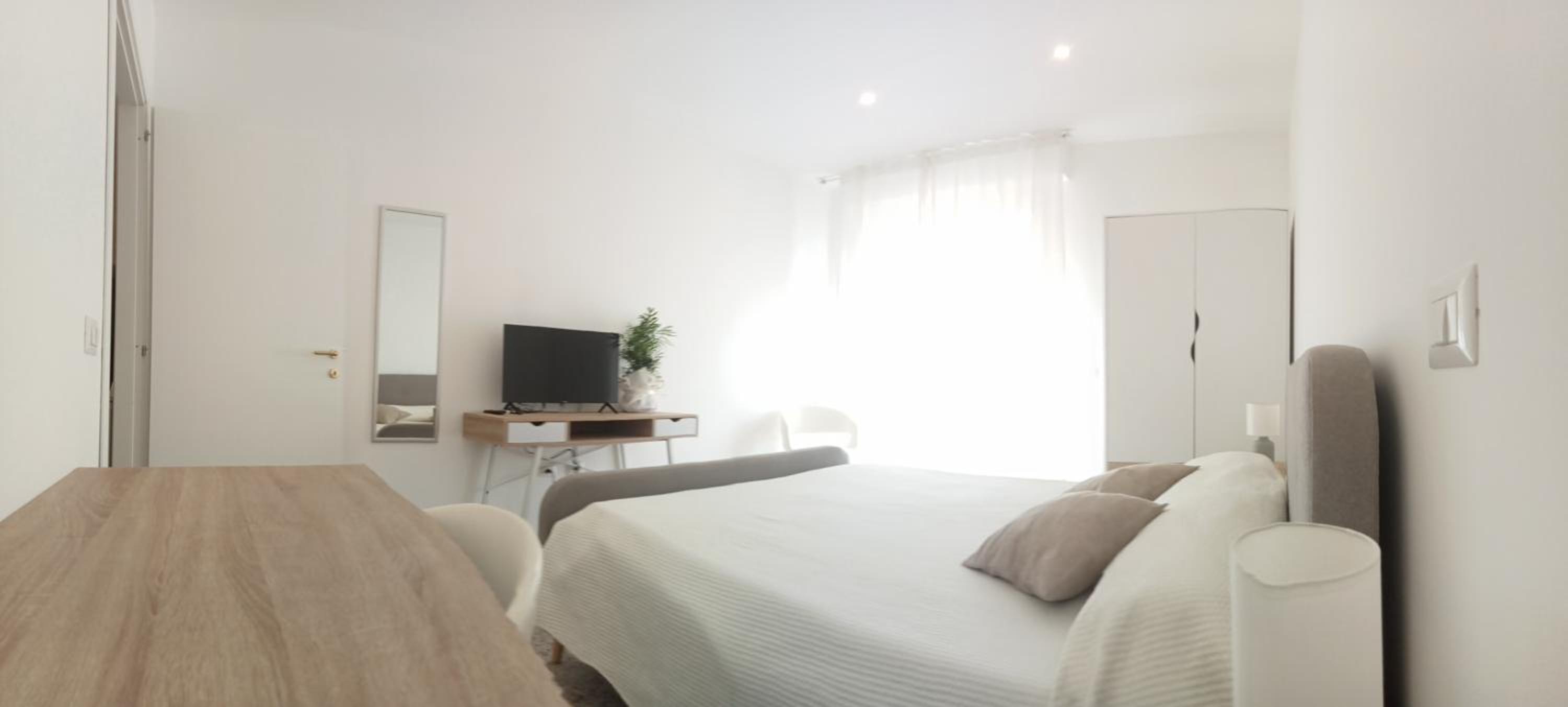 Studio Apartment with Balcony photo 2
