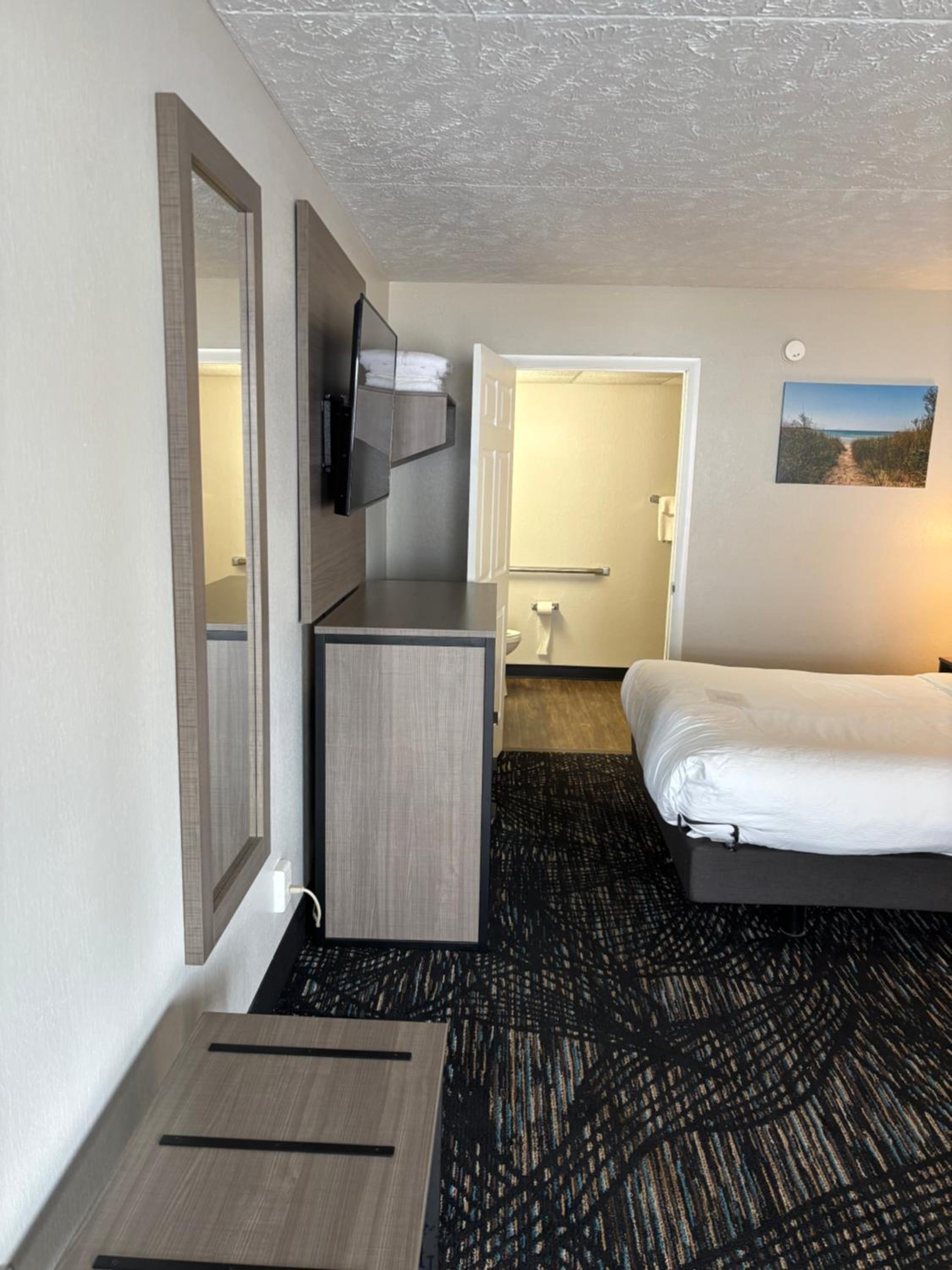 Queen Room with One Queen Bed and Tub with Grab Bars - First Floor - Building 2 - Mobility Accessible - Non-Smoking - Photo 1