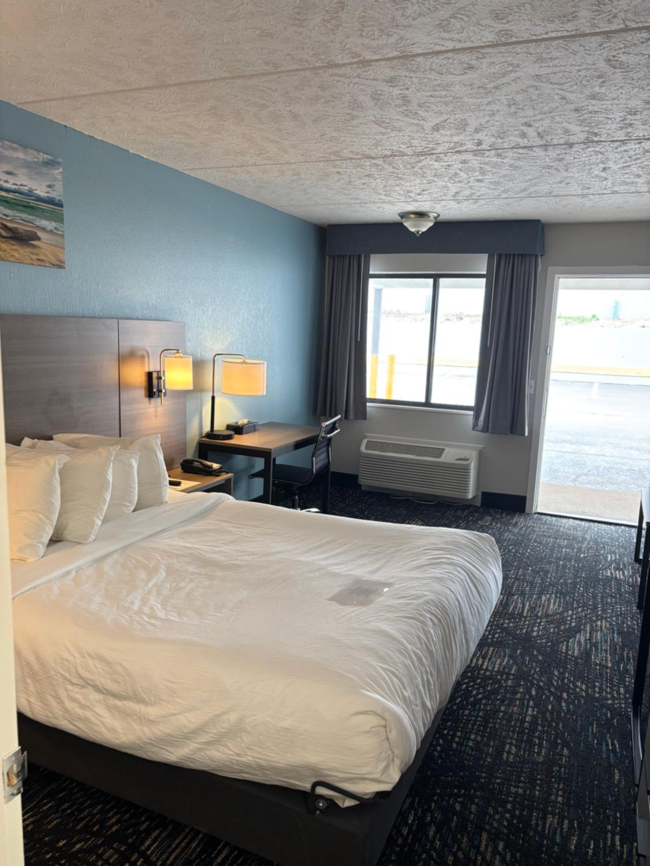 Queen Room with One Queen Bed and Tub with Grab Bars - First Floor - Building 2 - Mobility Accessible - Non-Smoking - Photo 4