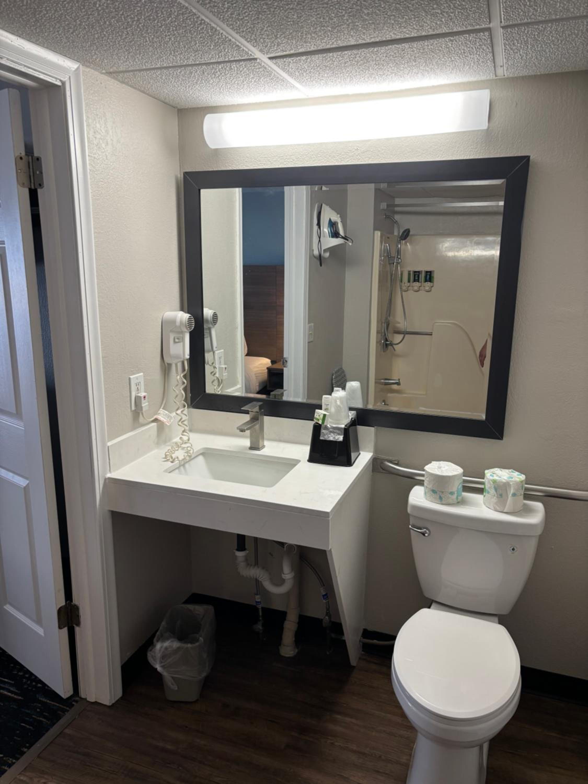 Queen Room with One Queen Bed and Tub with Grab Bars - First Floor - Building 2 - Mobility Accessible - Non-Smoking - Photo 3