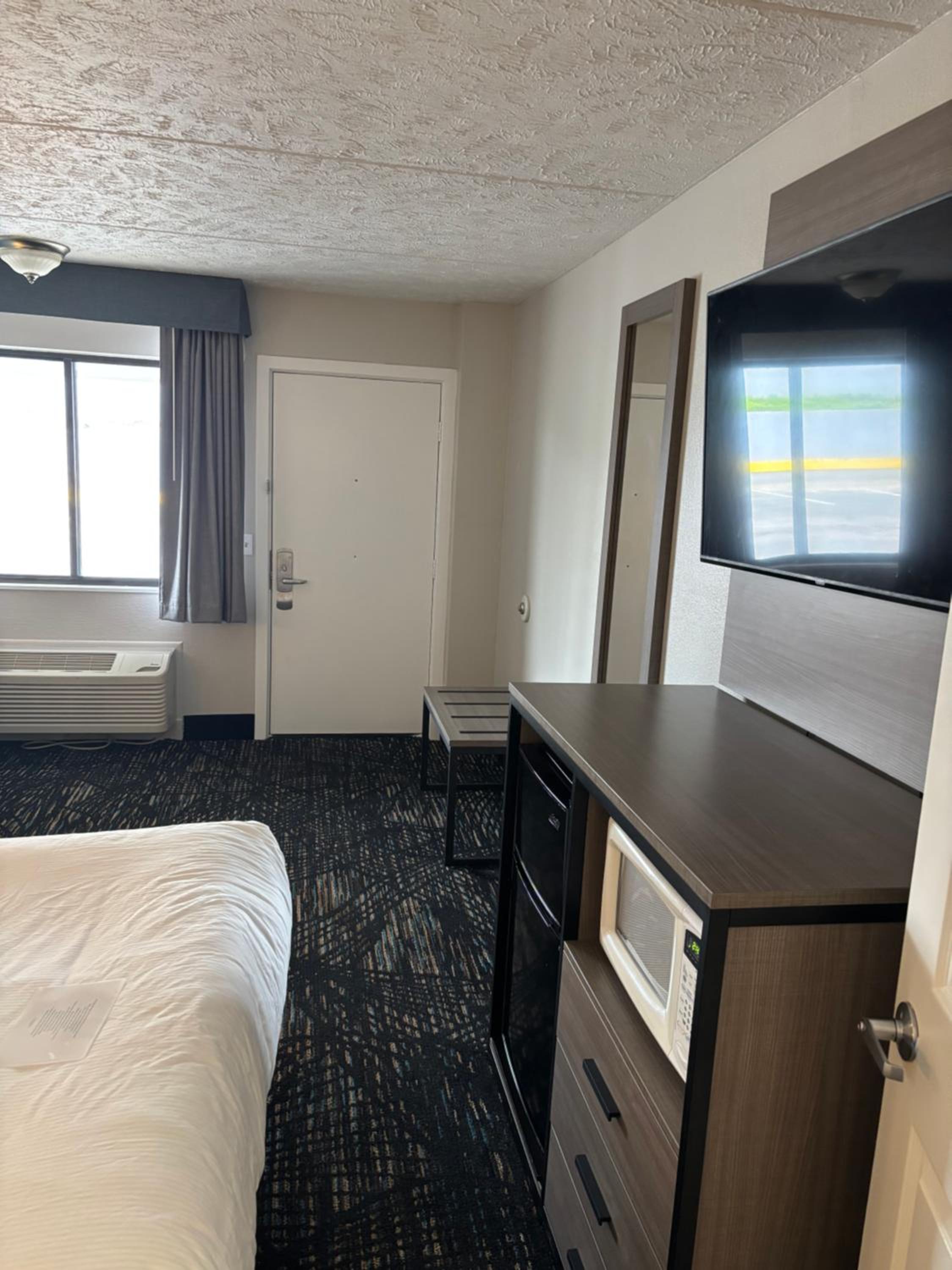 Queen Room with One Queen Bed and Tub with Grab Bars - First Floor - Building 2 - Mobility Accessible - Non-Smoking - Photo 5