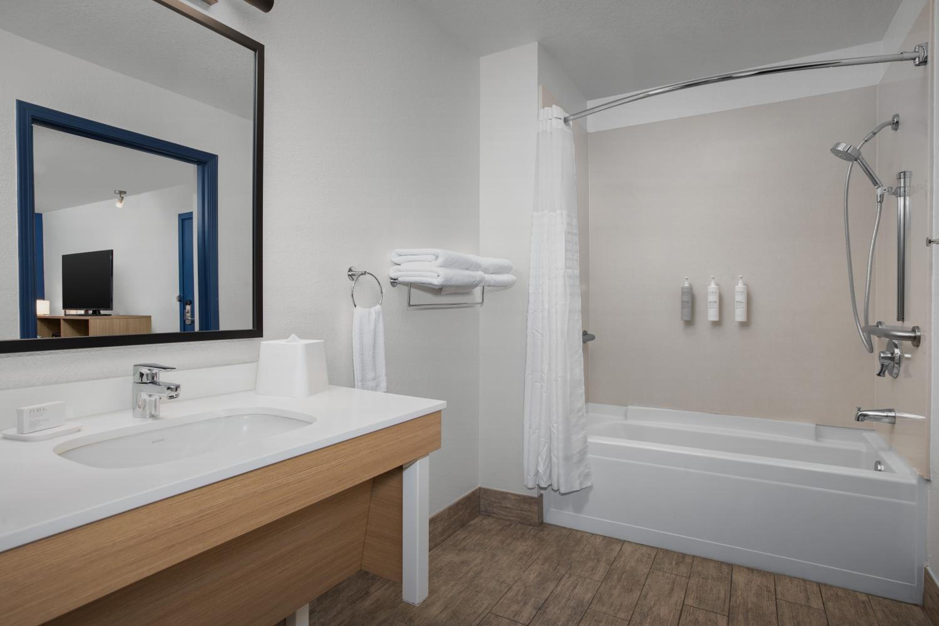 King Room with Mobility Accessible Tub - Photo 9