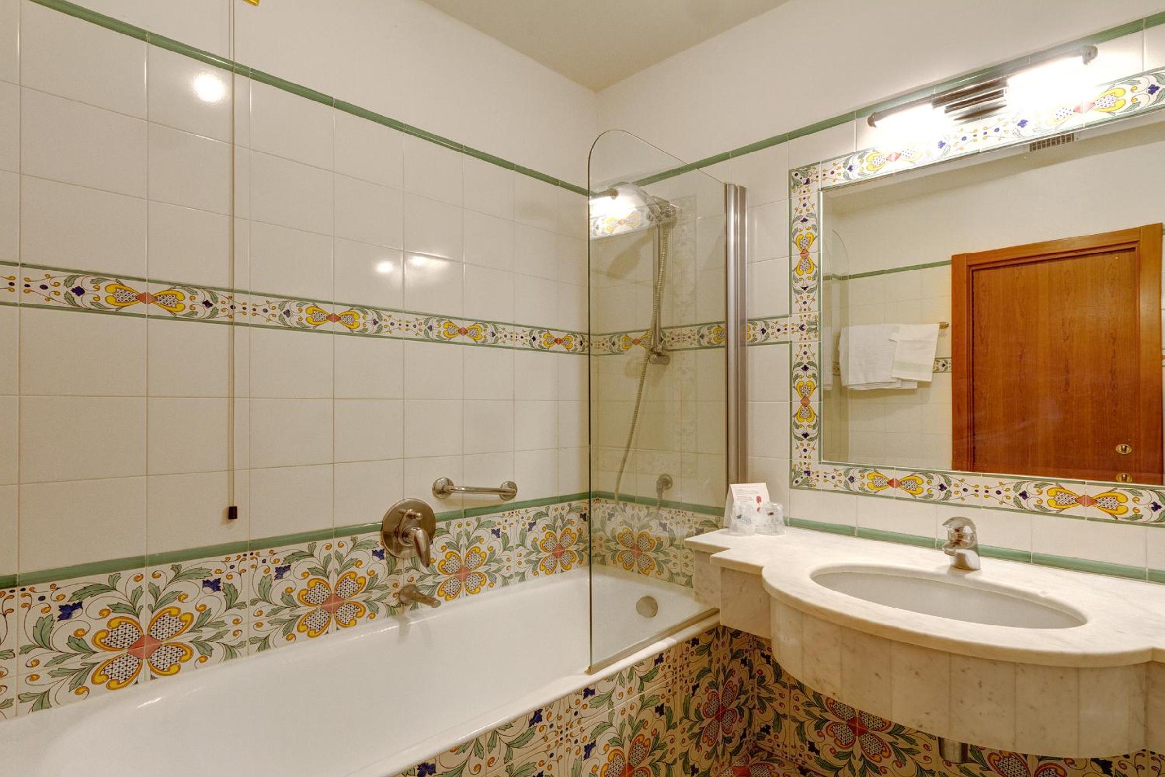 Double or Twin Room with Internal View - Photo 4
