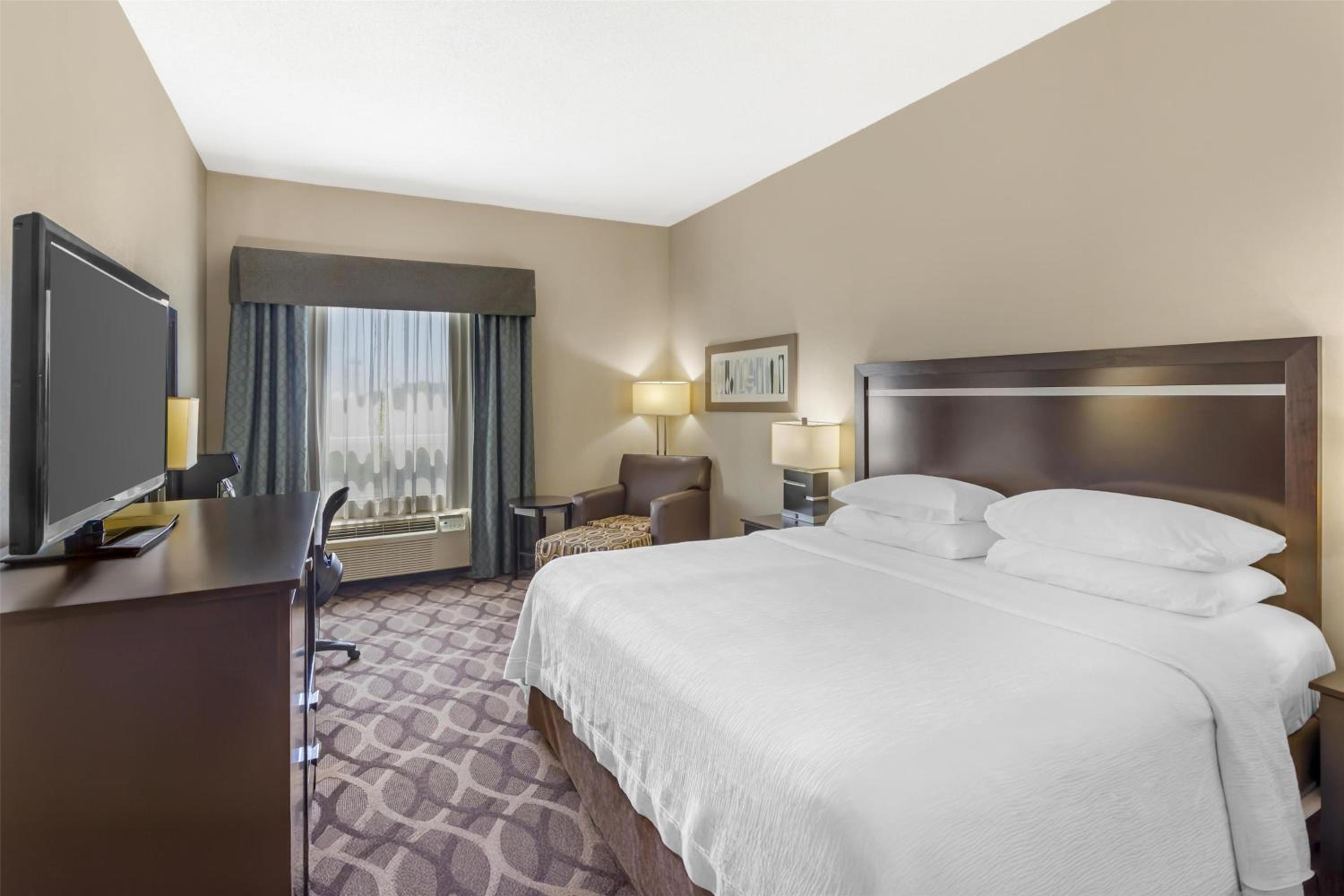 King Room with Roll-in Shower - Disability Access/Non-Smoking - Photo 2
