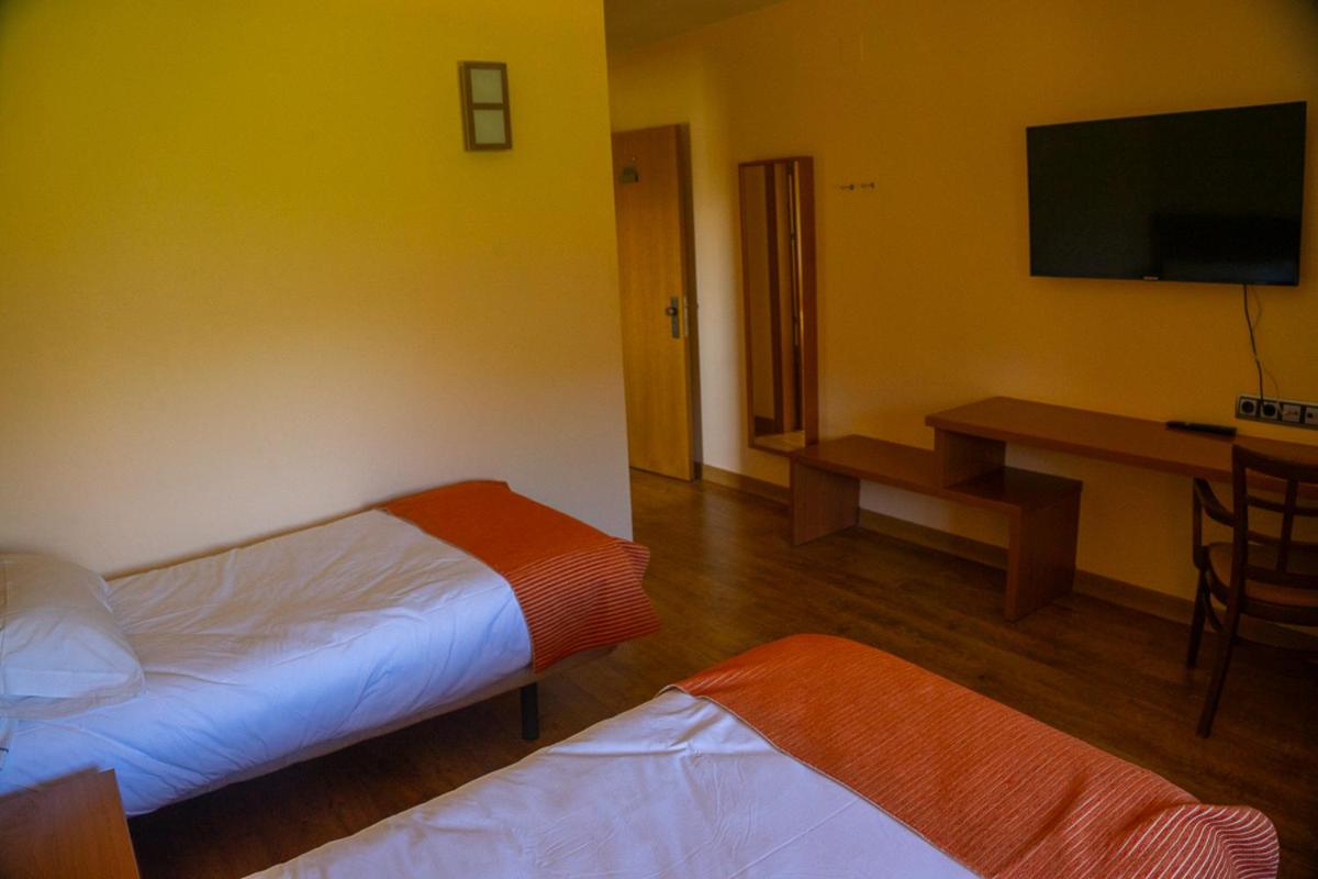 Twin Room with Lake View - Photo 9