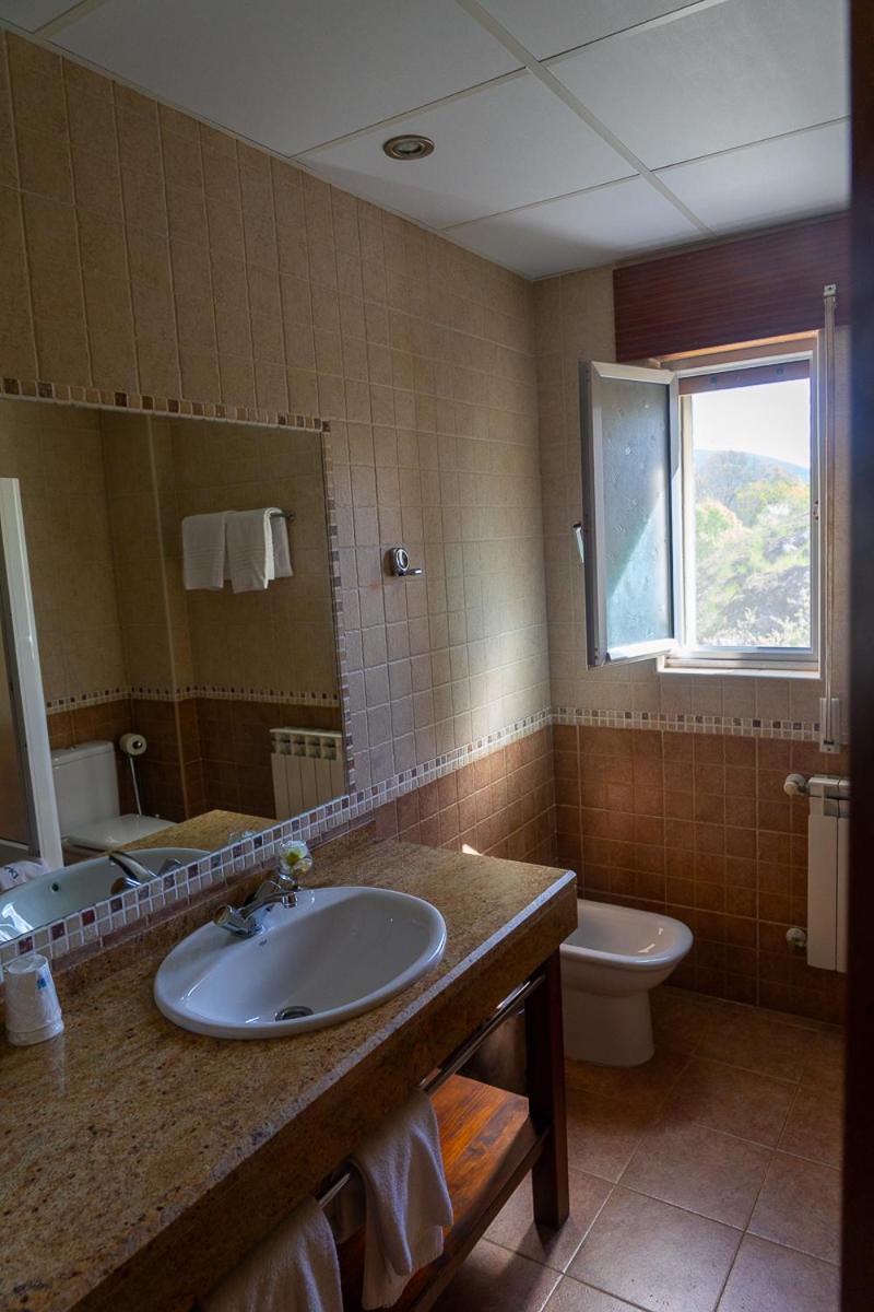 Twin Room with Lake View - Photo 4
