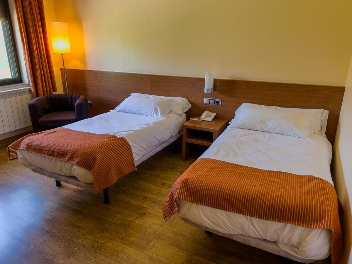 Twin Room with Lake View - Photo 10