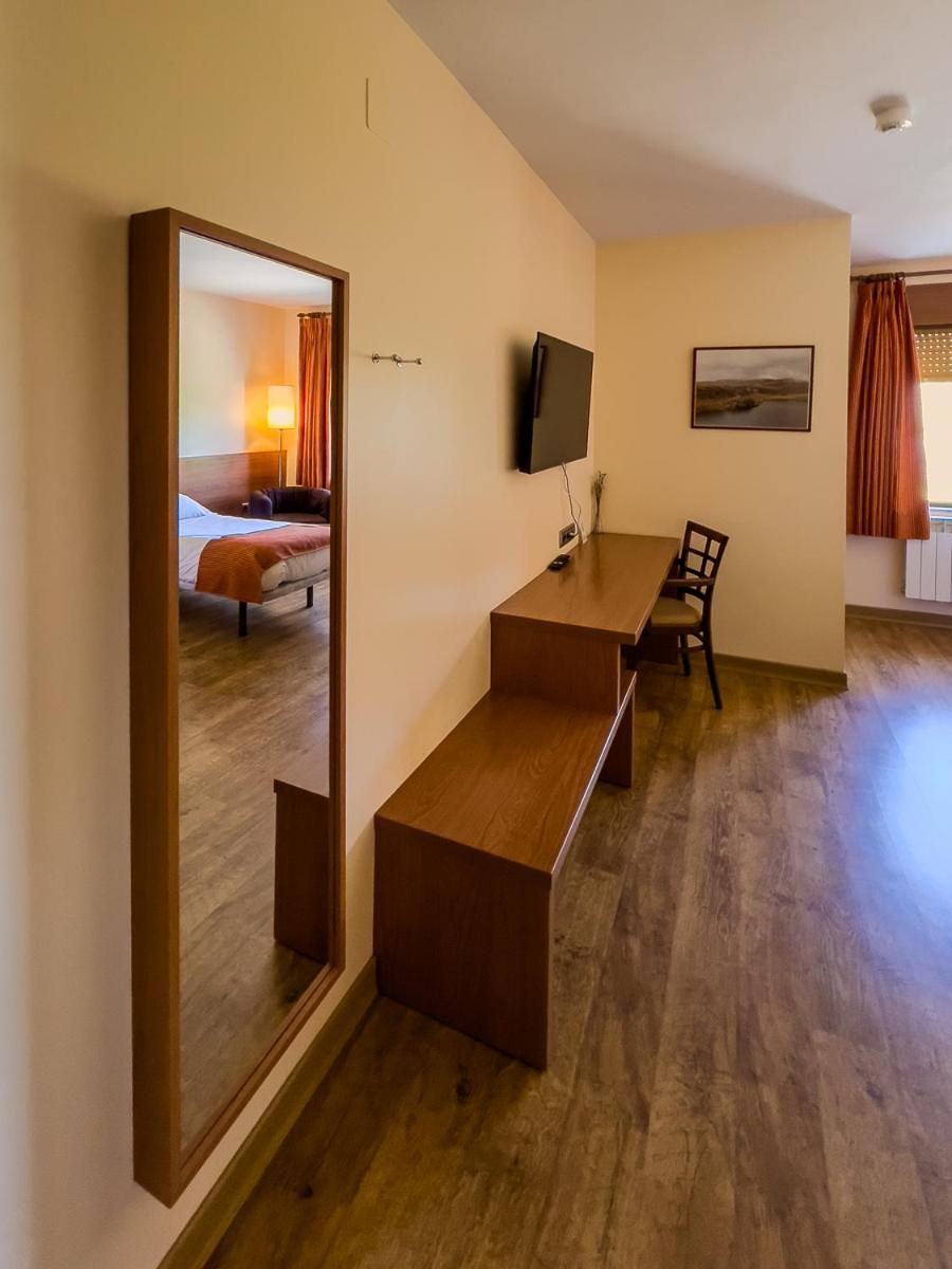 Twin Room with Lake View - Photo 1