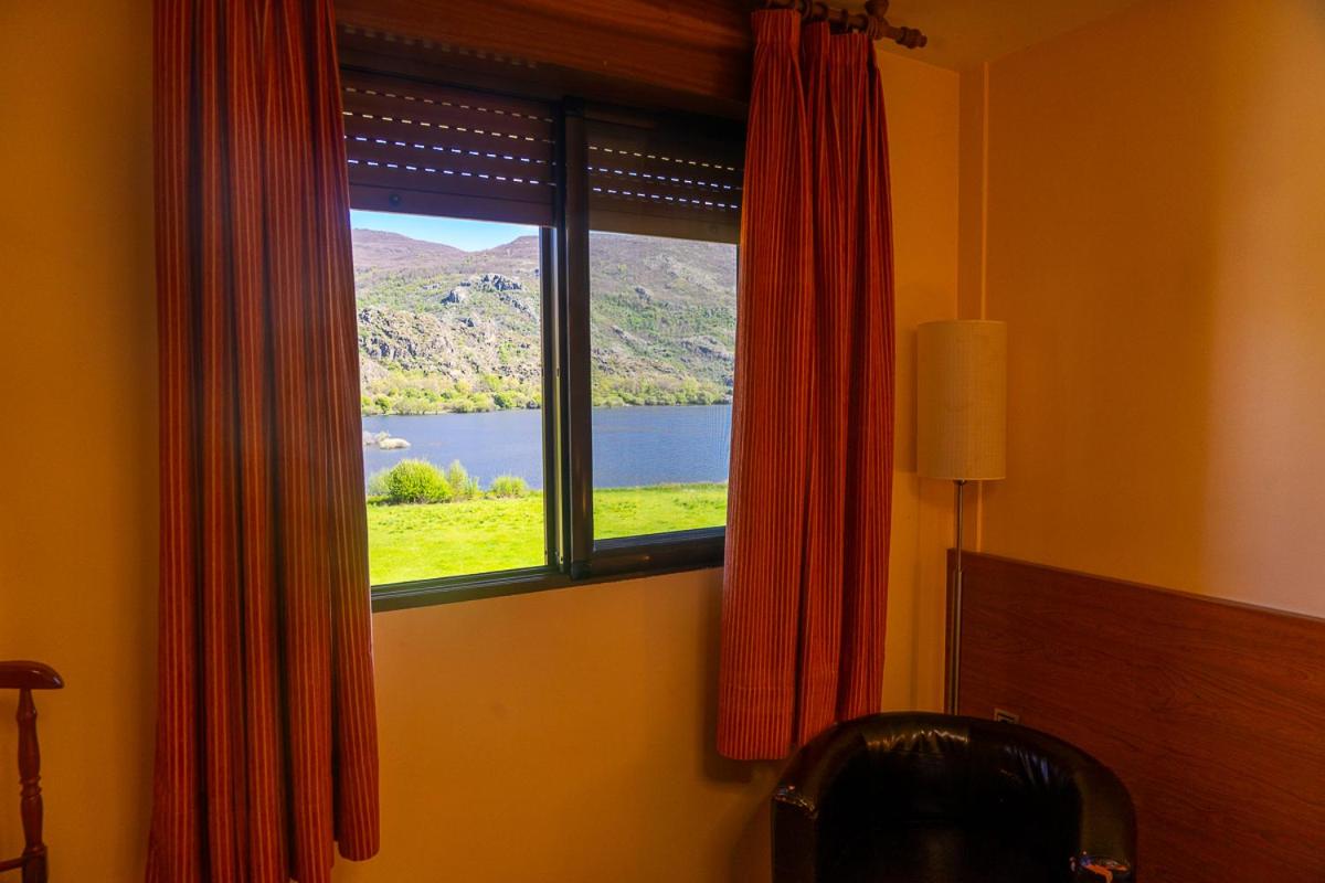 Twin Room with Lake View - Photo 3